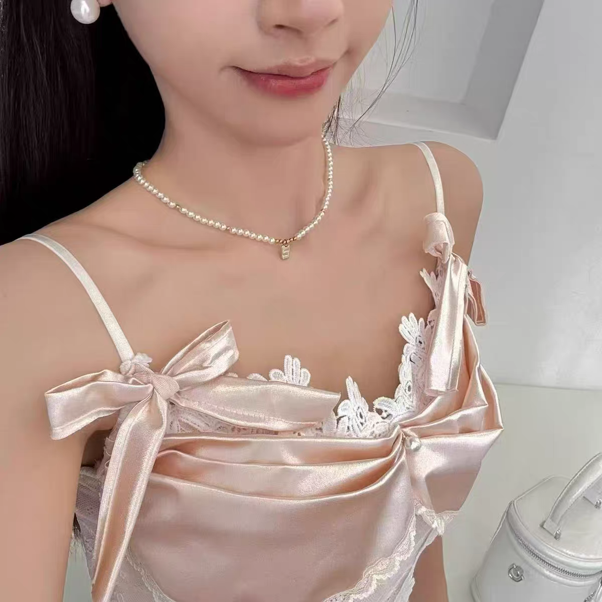 法式钻饰轻奢纯欲蕾丝吊带上衣