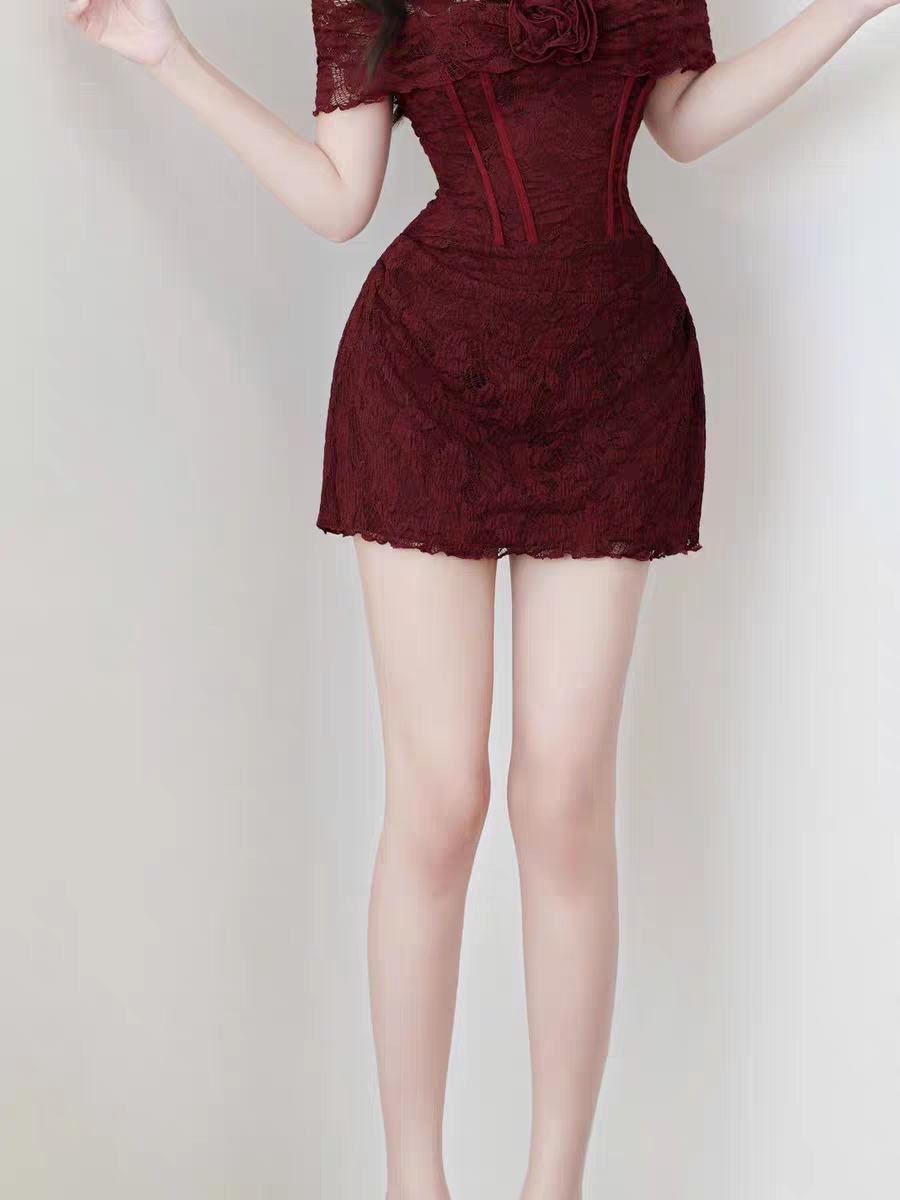 蕾丝一字肩包臀连衣裙