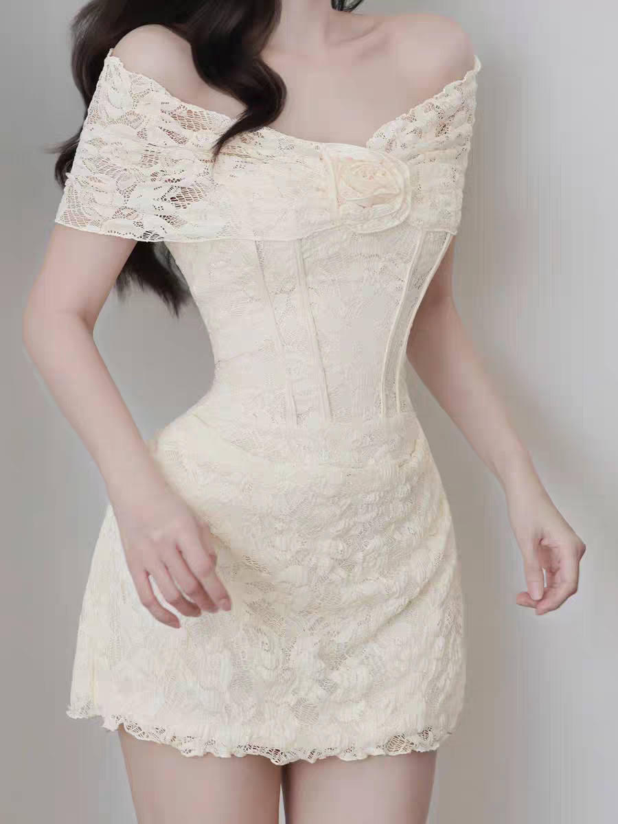 蕾丝一字肩包臀连衣裙