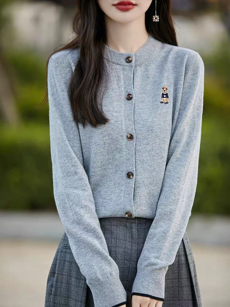 精致刺绣小熊针织开衫长袖毛衣外套