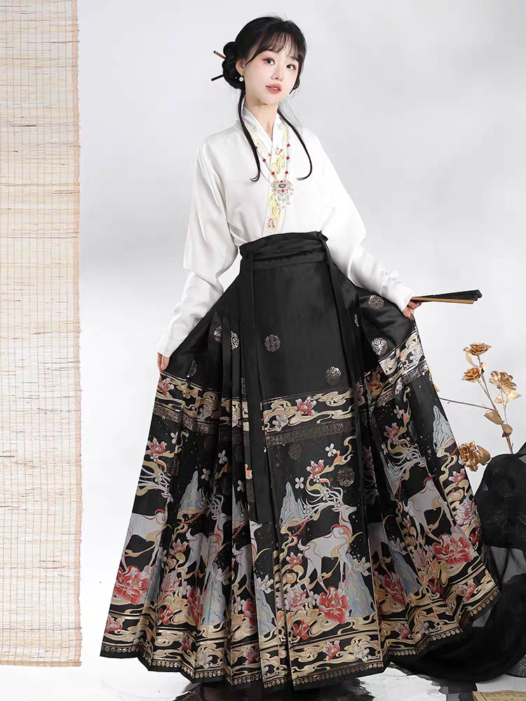 黑色马面裙图案鹿