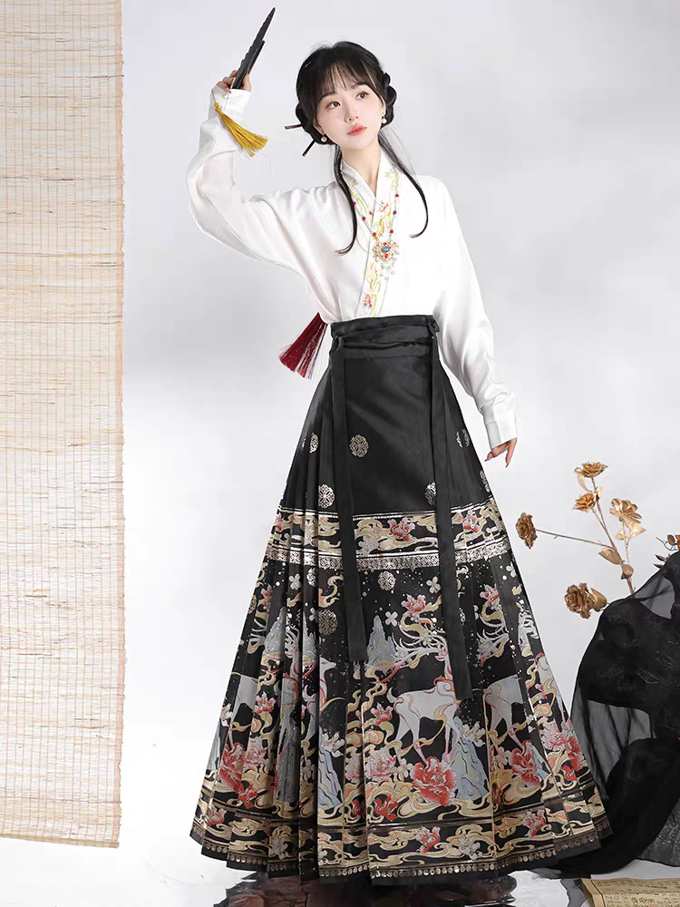 黑色马面裙图案鹿