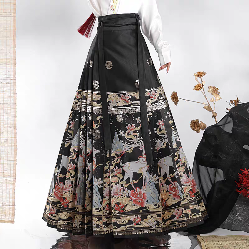 黑色马面裙图案鹿