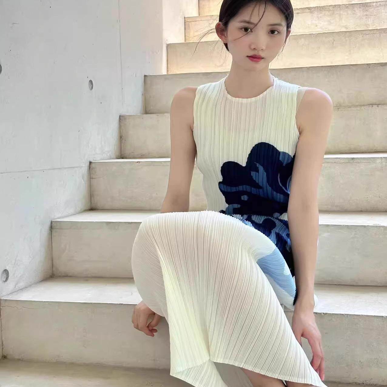 高級感優雅氣質印花顯瘦圓領無袖褶皺洋裝