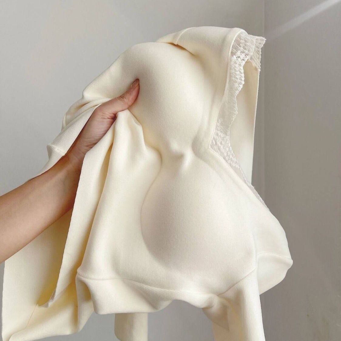 蕾絲邊帶胸墊德絨修身V領長袖打底衫-Cicimode