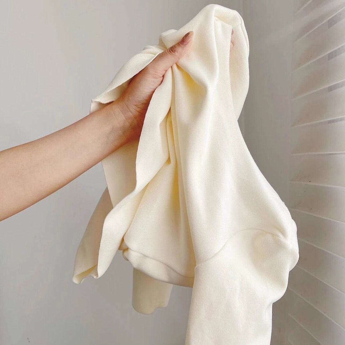 蕾絲邊帶胸墊德絨修身V領長袖打底衫-Cicimode