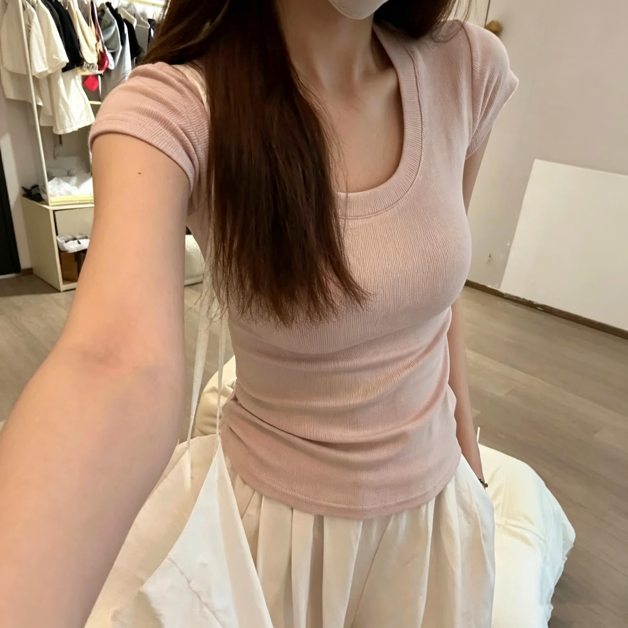 粉色u領設計感辣妹緊身露鎖骨t恤