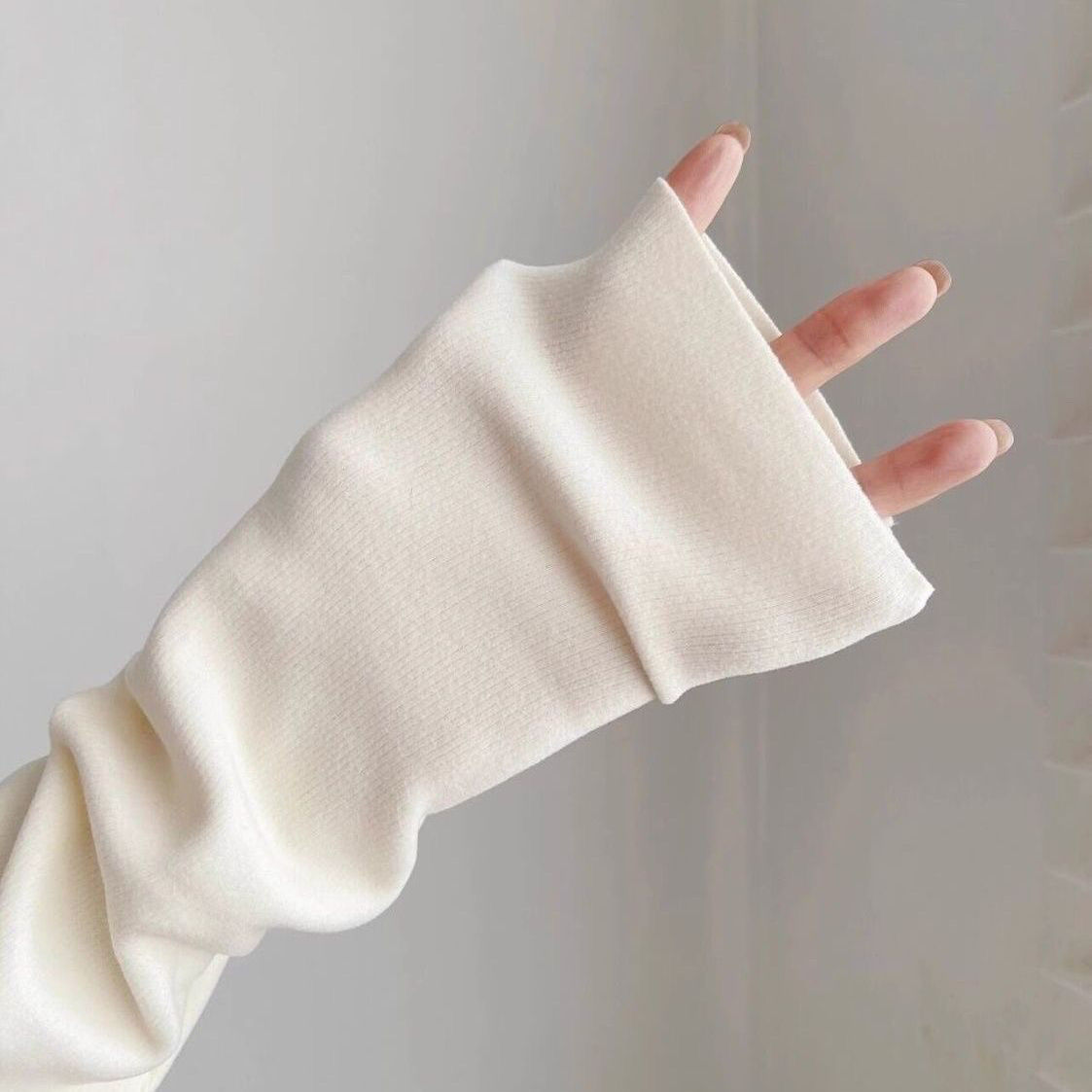 蕾絲邊帶胸墊德絨修身V領長袖打底衫-Cicimode