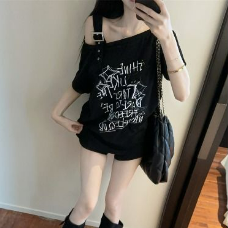 露肩設計別緻韓版字母塗鴉印花斜肩短袖T恤