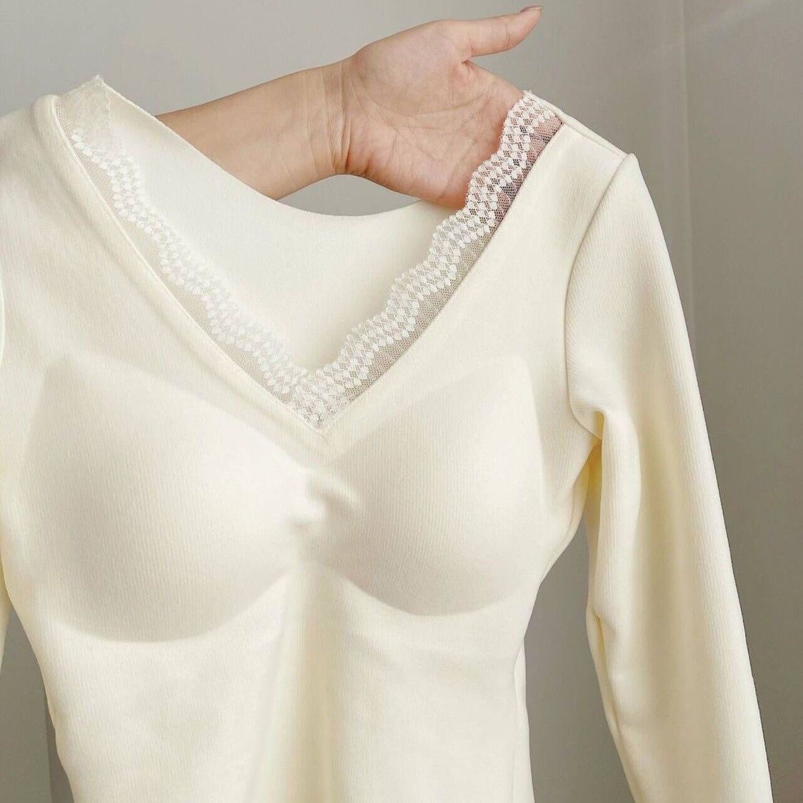 蕾絲邊帶胸墊德絨修身V領長袖打底衫-Cicimode