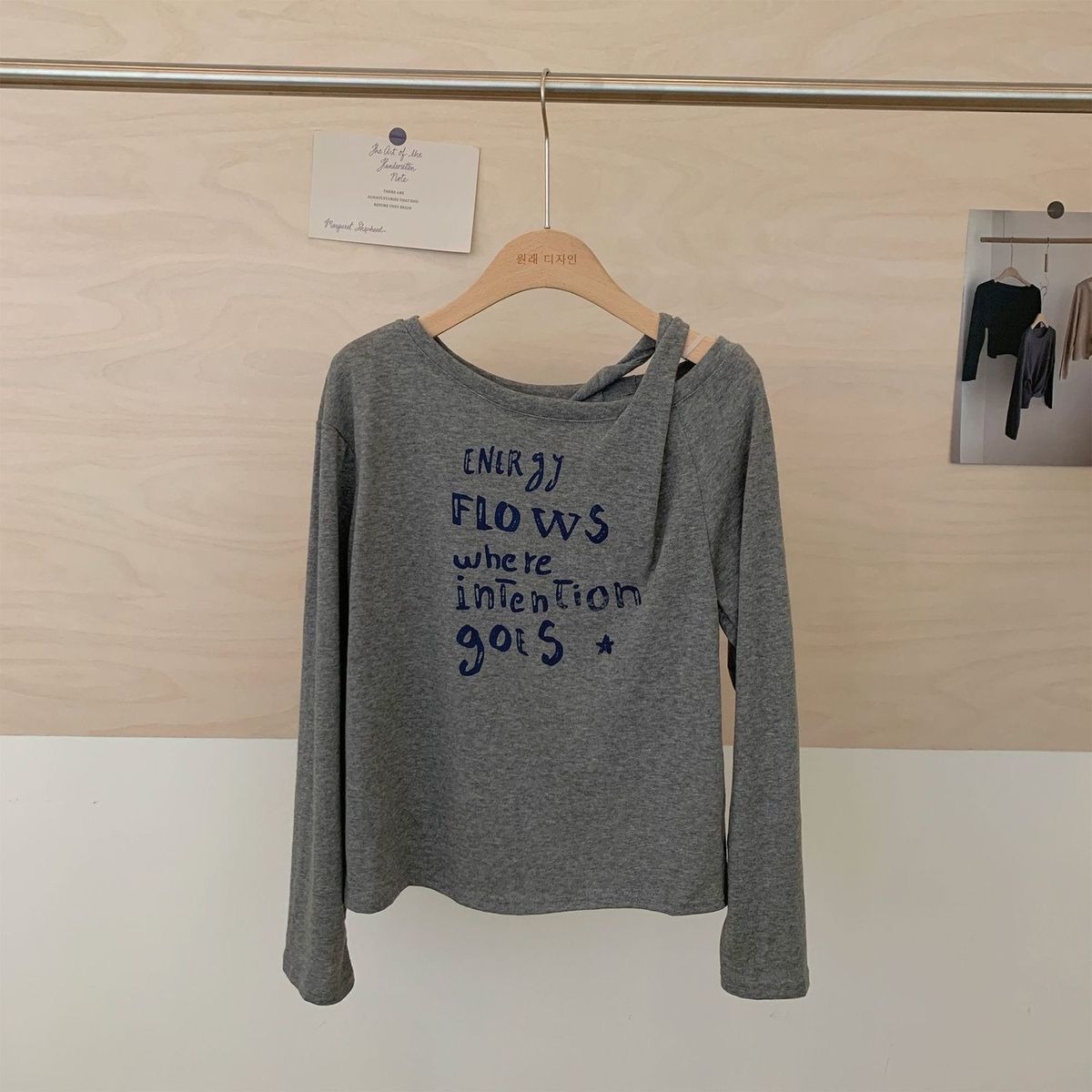 斜領露肩字母印花寬鬆遮肉大碼長袖T恤