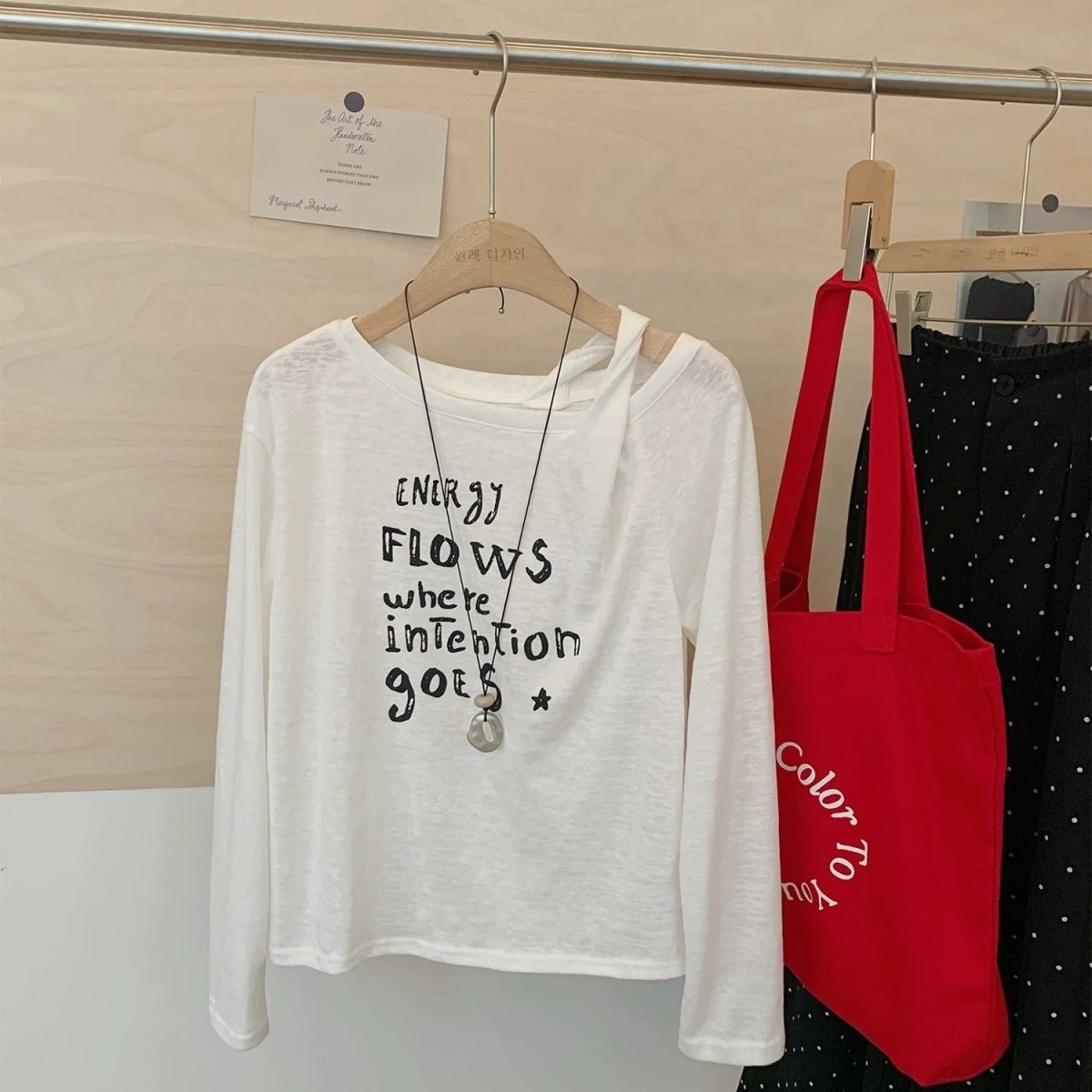 斜領露肩字母印花寬鬆遮肉大碼長袖T恤