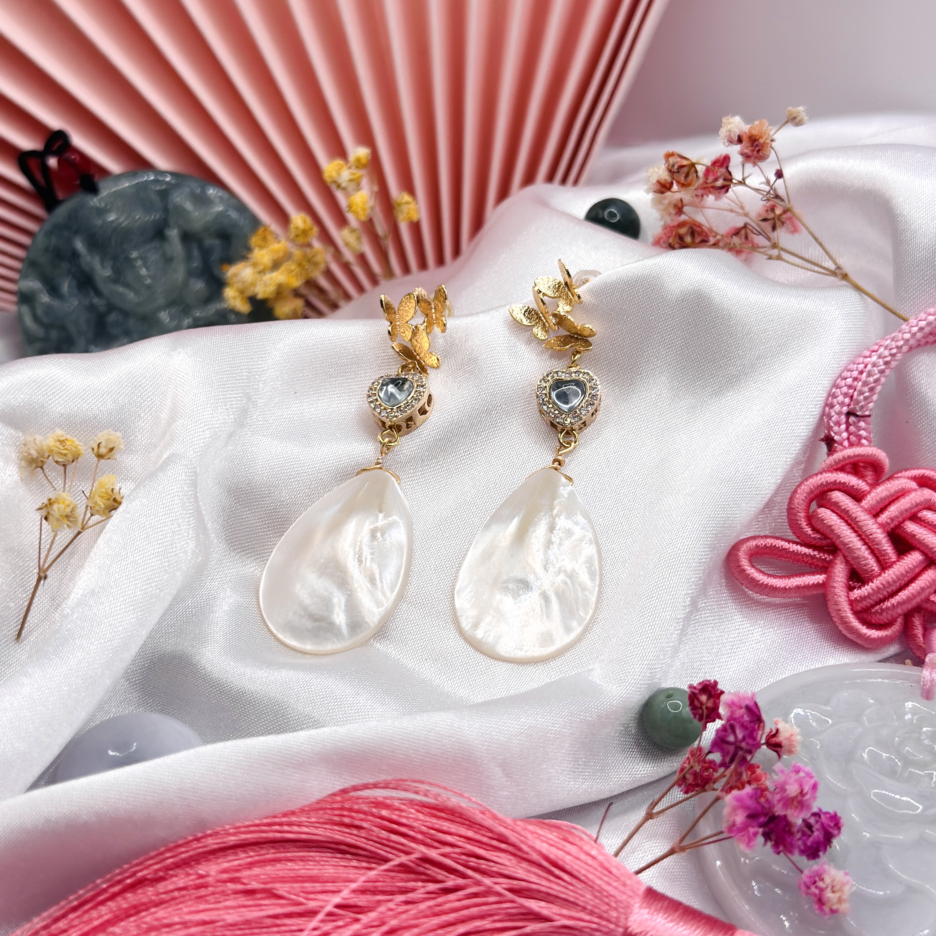 CNY 2025 - Elegant Shell Pearl Teardrop 