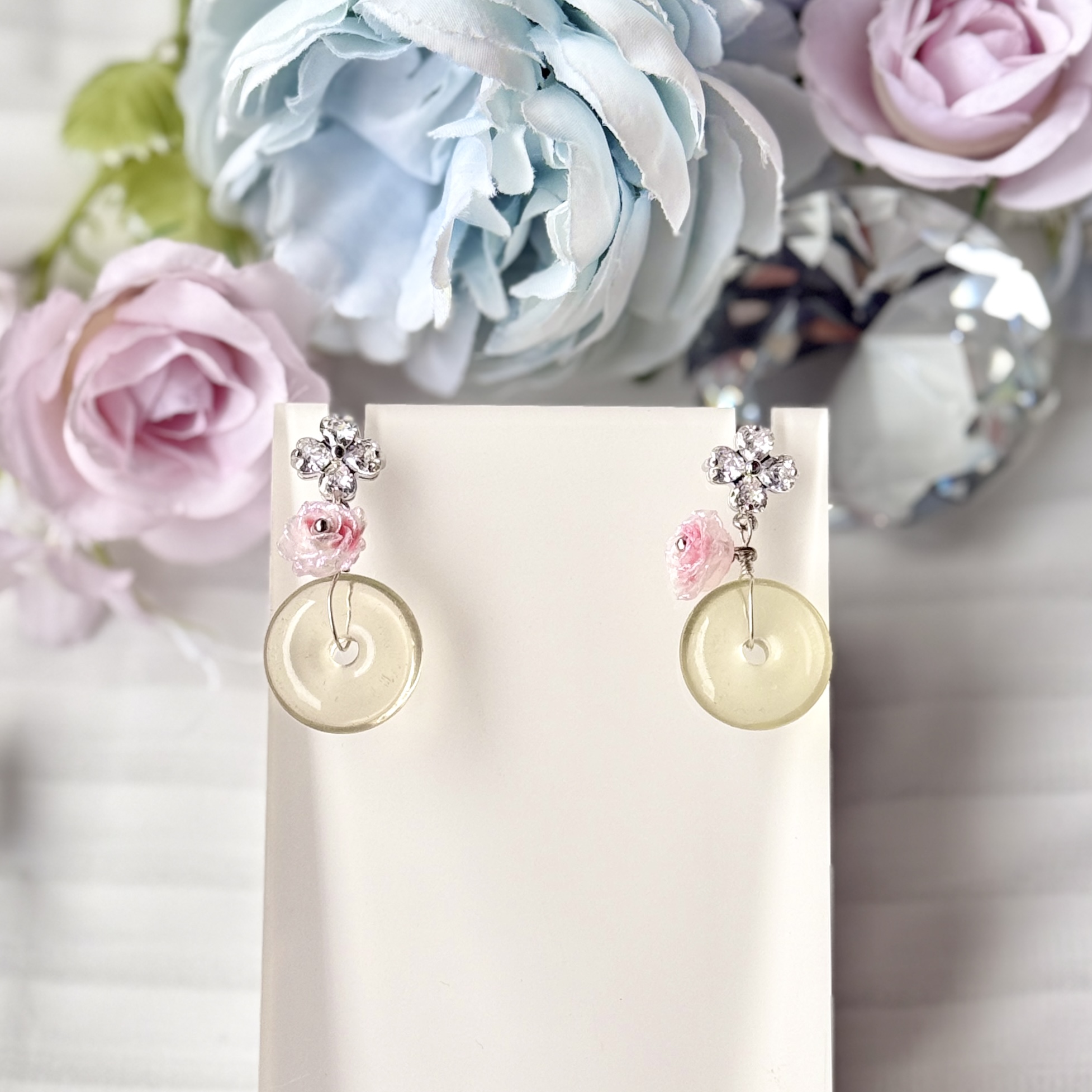 Lemon Quartz Flo Donut with Clover Mossainate Studs & Peach Rose