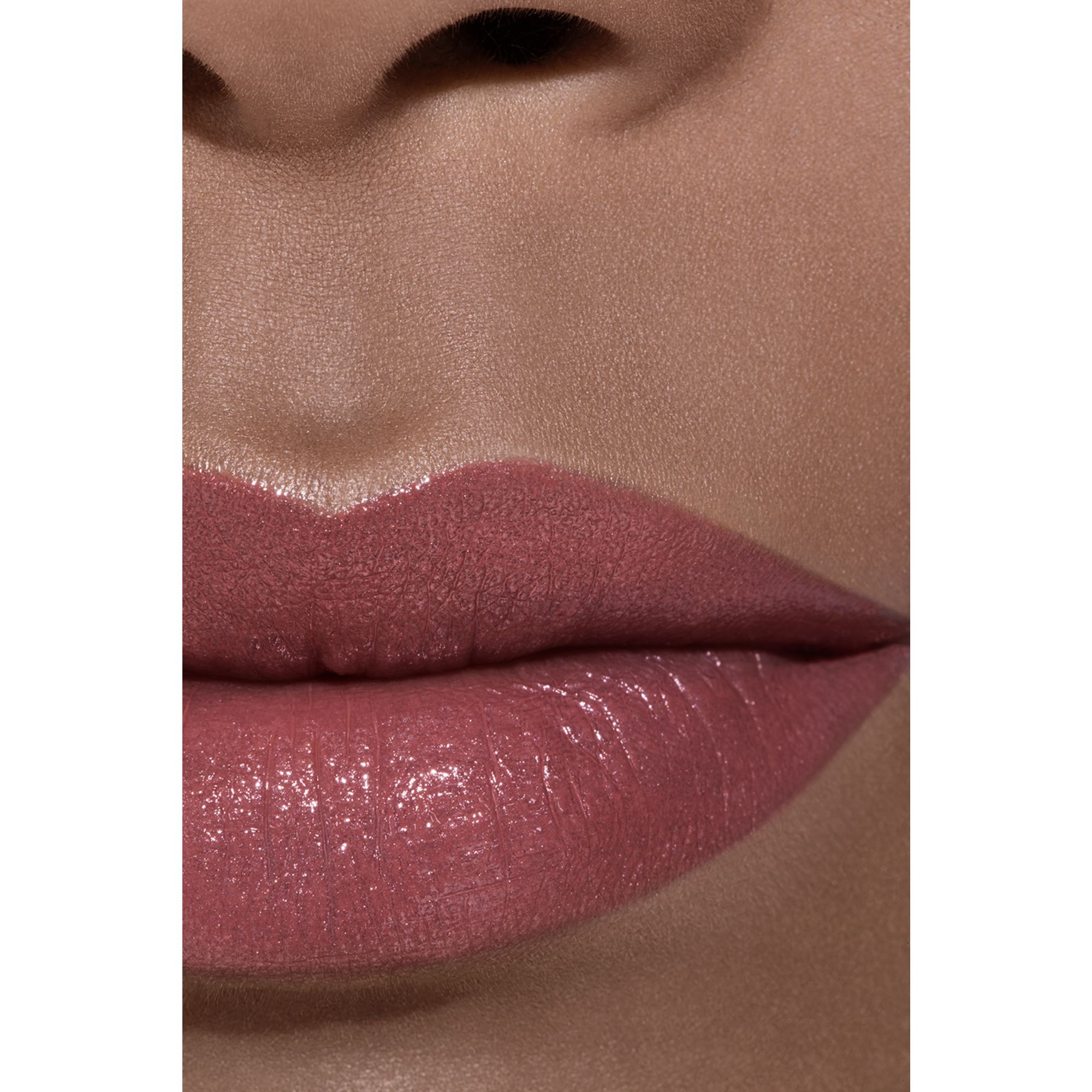 LIPSTIK DENGAN HIDRASI INTENS