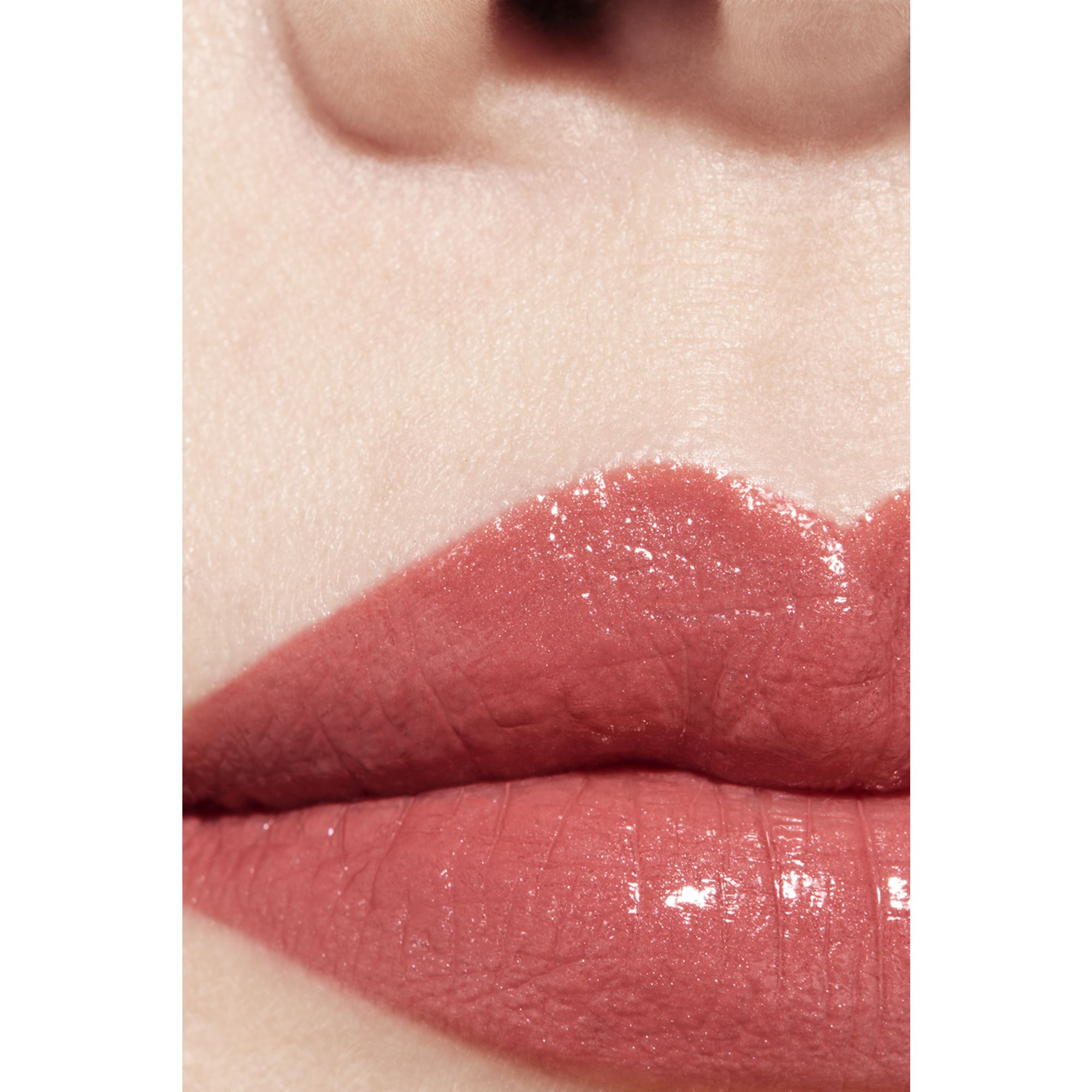 LIPSTIK DENGAN HIDRASI INTENS