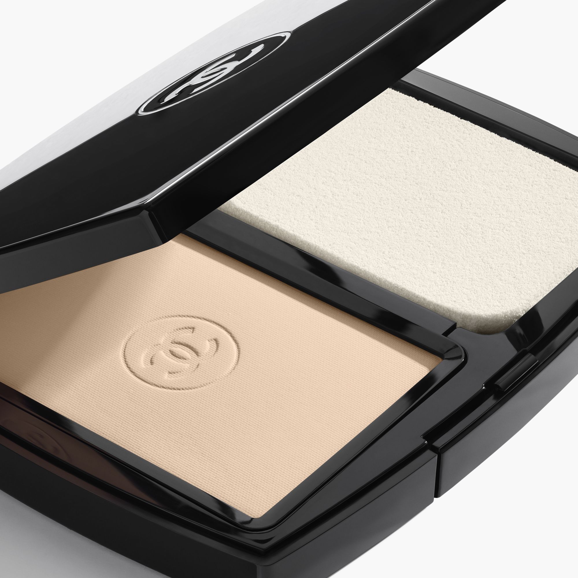 COMPACT FOUNDATION DENGAN HASIL AKHIR FLAWLESS DAN TAHAN LAMA – NYAMAN SEPANJANG HARI
