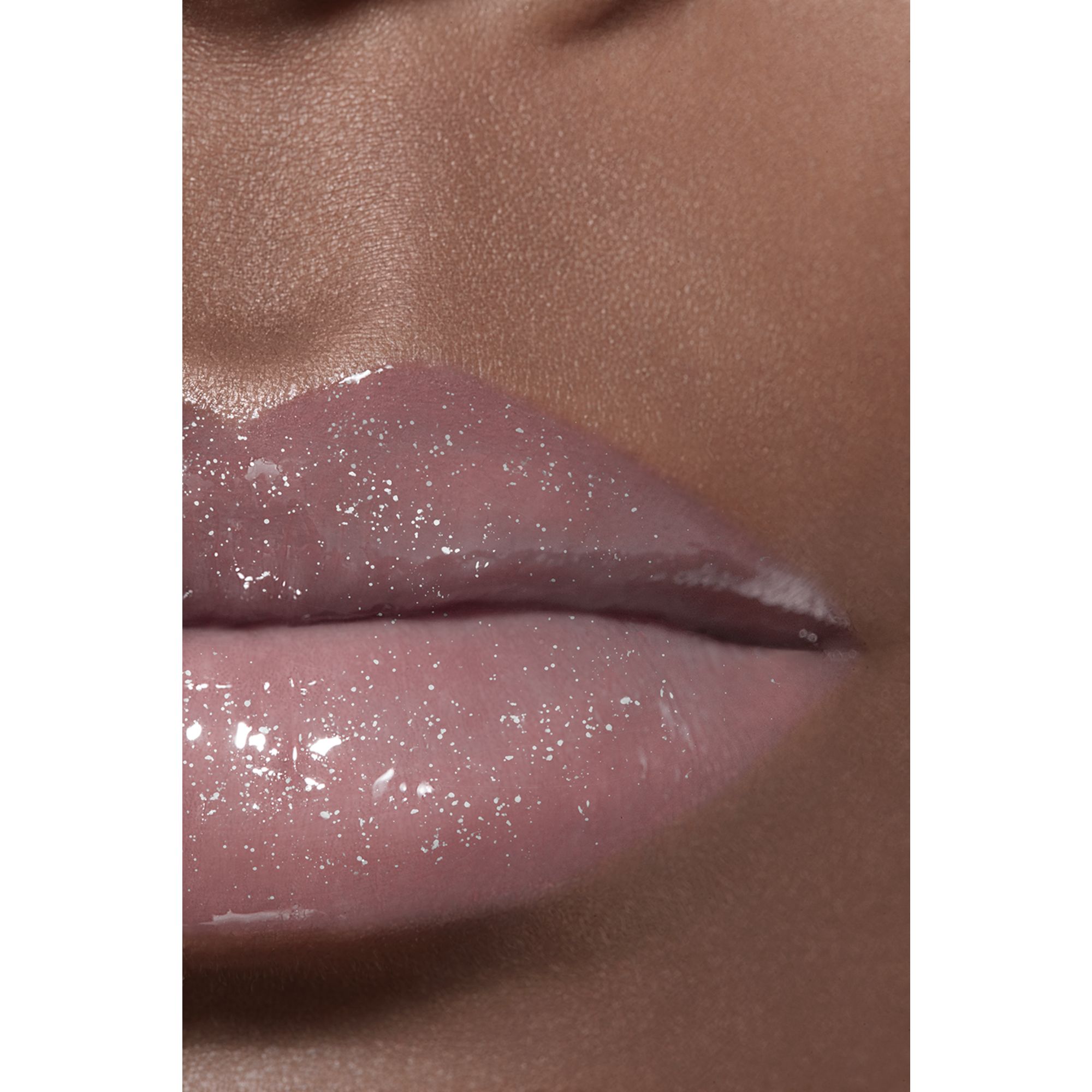 LIP GLOSS BERKILAU INTENS YANG MELEMBAPKAN DAN MENGHALUSKAN