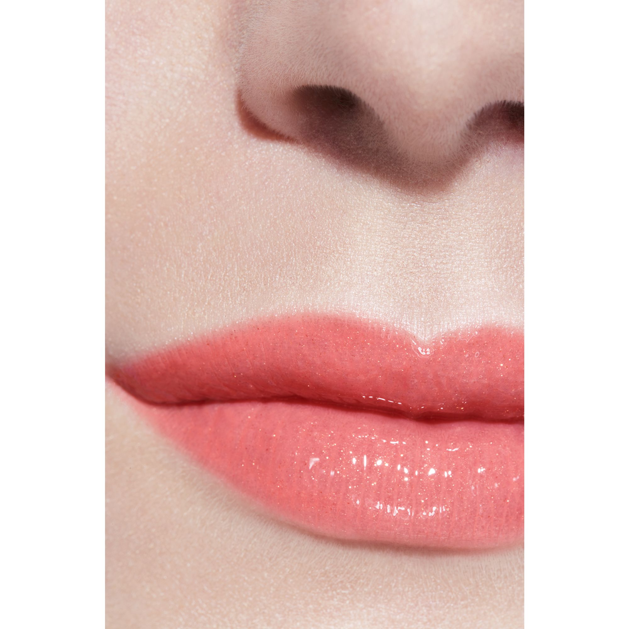 LIP GLOSS BERKILAU INTENS YANG MELEMBAPKAN DAN MENGHALUSKAN