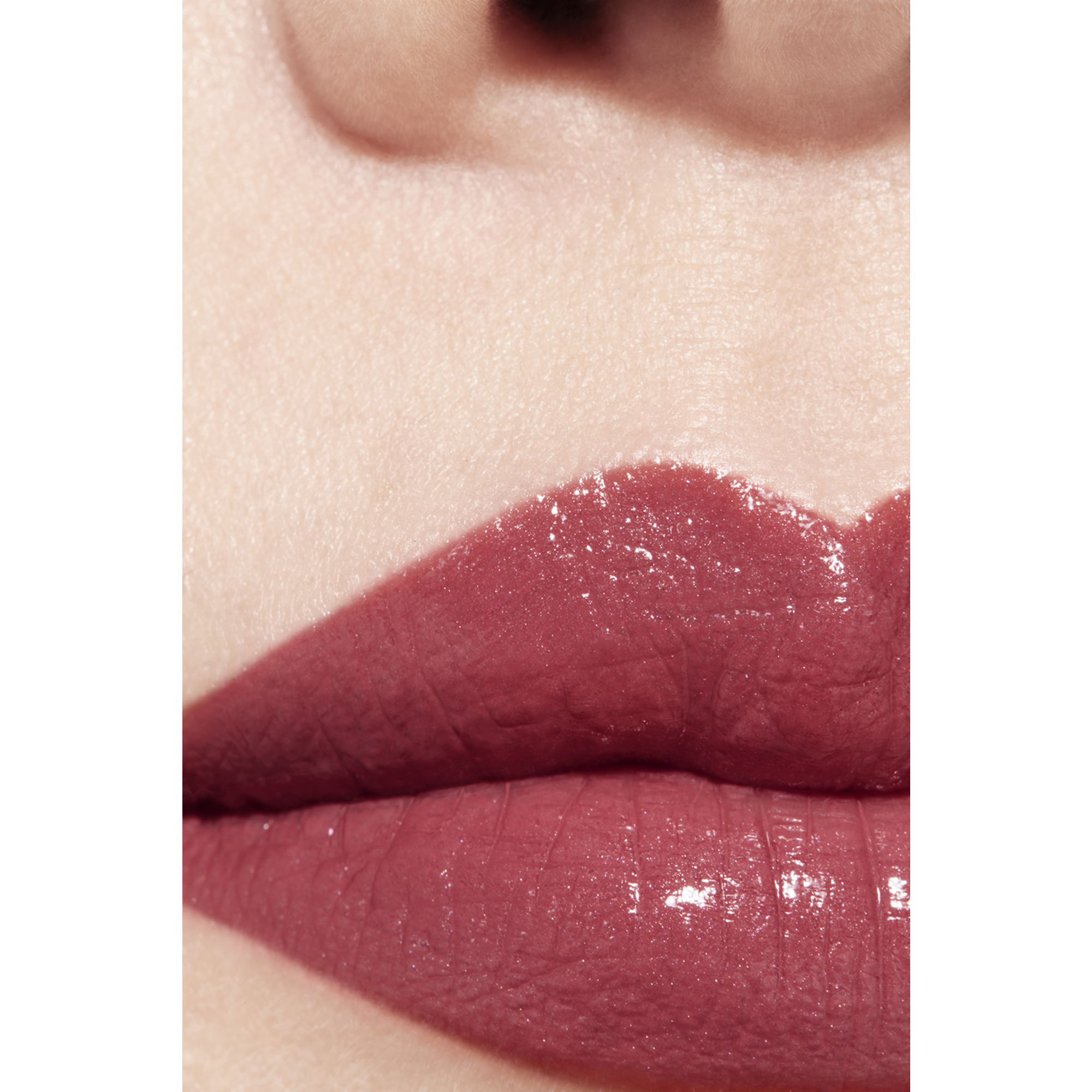 LIPSTIK SATIN TAHAN LAMA – PERAWATAN BIBIR YANG MENGHIDRASI DAN MENGHALUSKAN