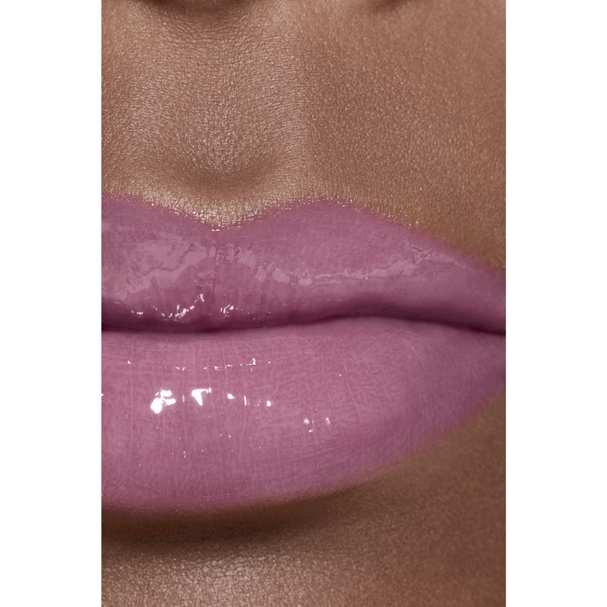 LIP GLOSS BERKILAU INTENS YANG MELEMBAPKAN DAN MENGHALUSKAN