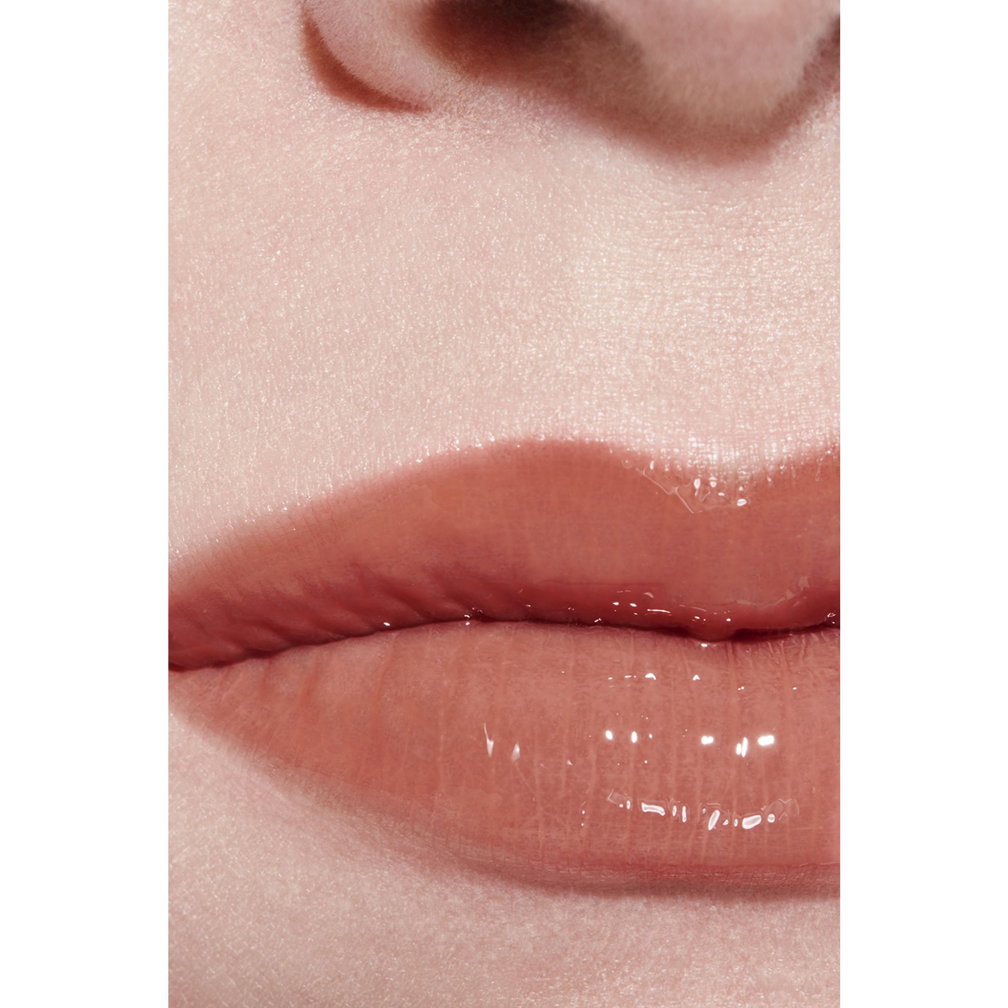 LIP GLOSS BERKILAU INTENS YANG MELEMBAPKAN DAN MENGHALUSKAN