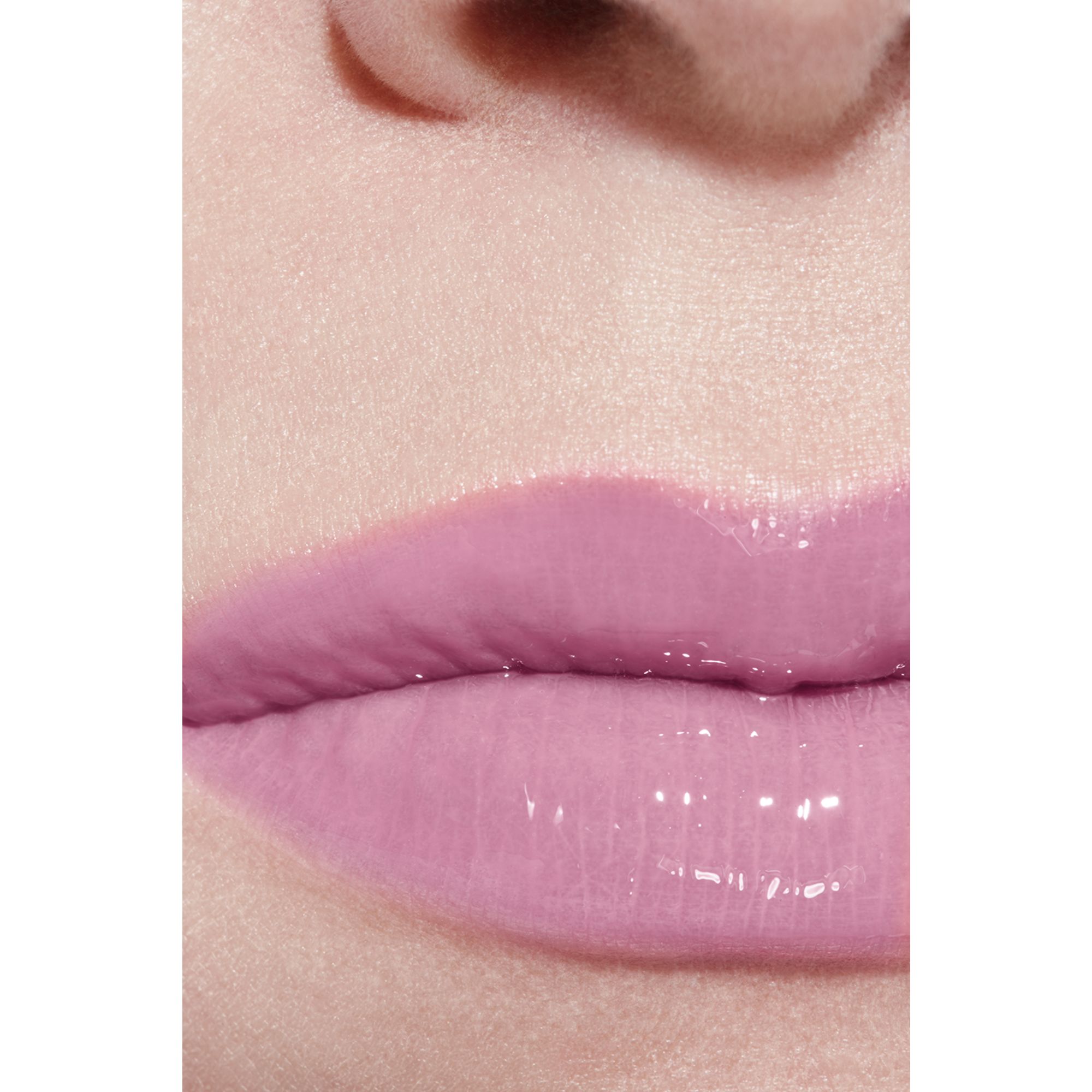 LIP GLOSS BERKILAU INTENS YANG MELEMBAPKAN DAN MENGHALUSKAN