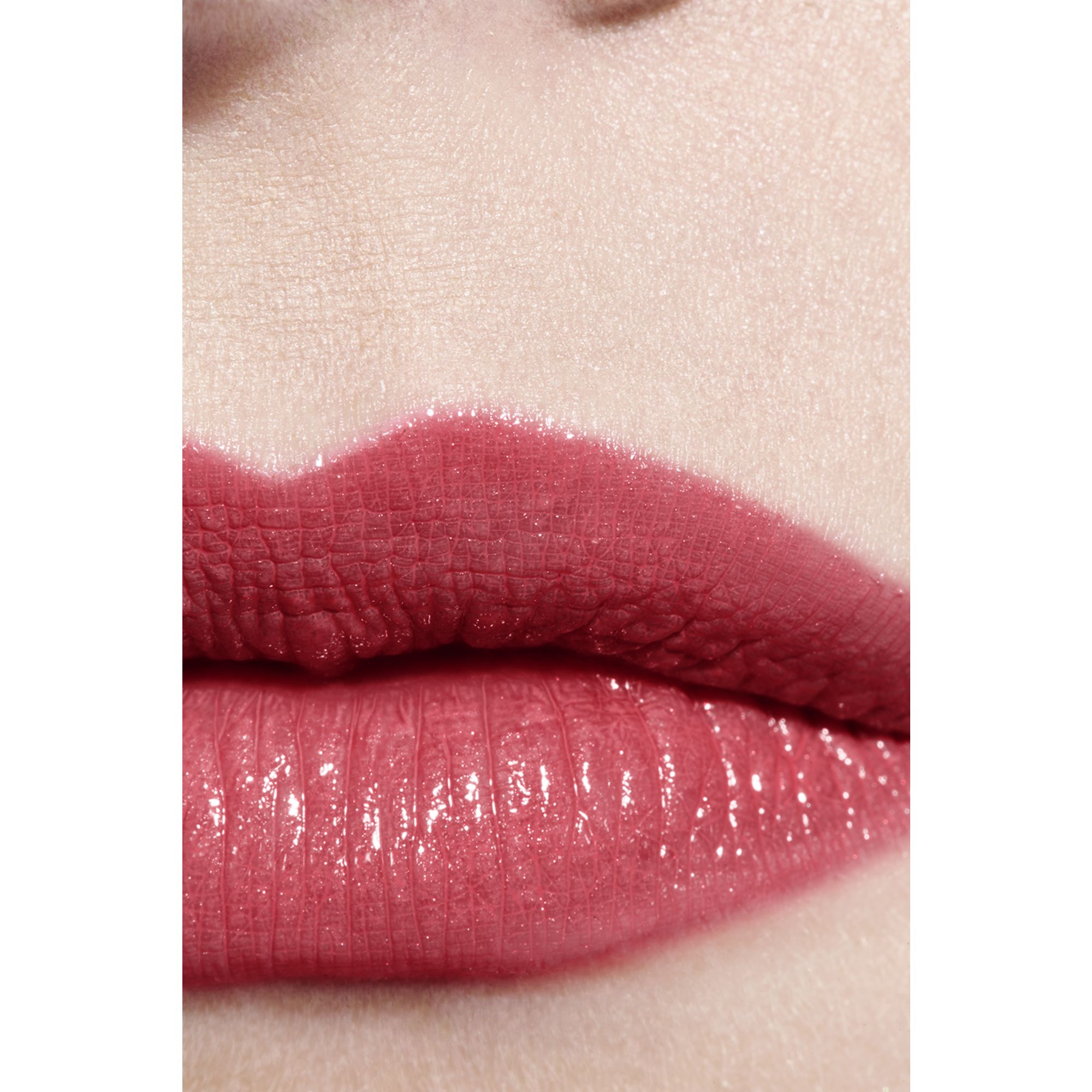 LIPSTIK SATIN TAHAN LAMA – PERAWATAN BIBIR YANG MENGHIDRASI DAN MENGHALUSKAN