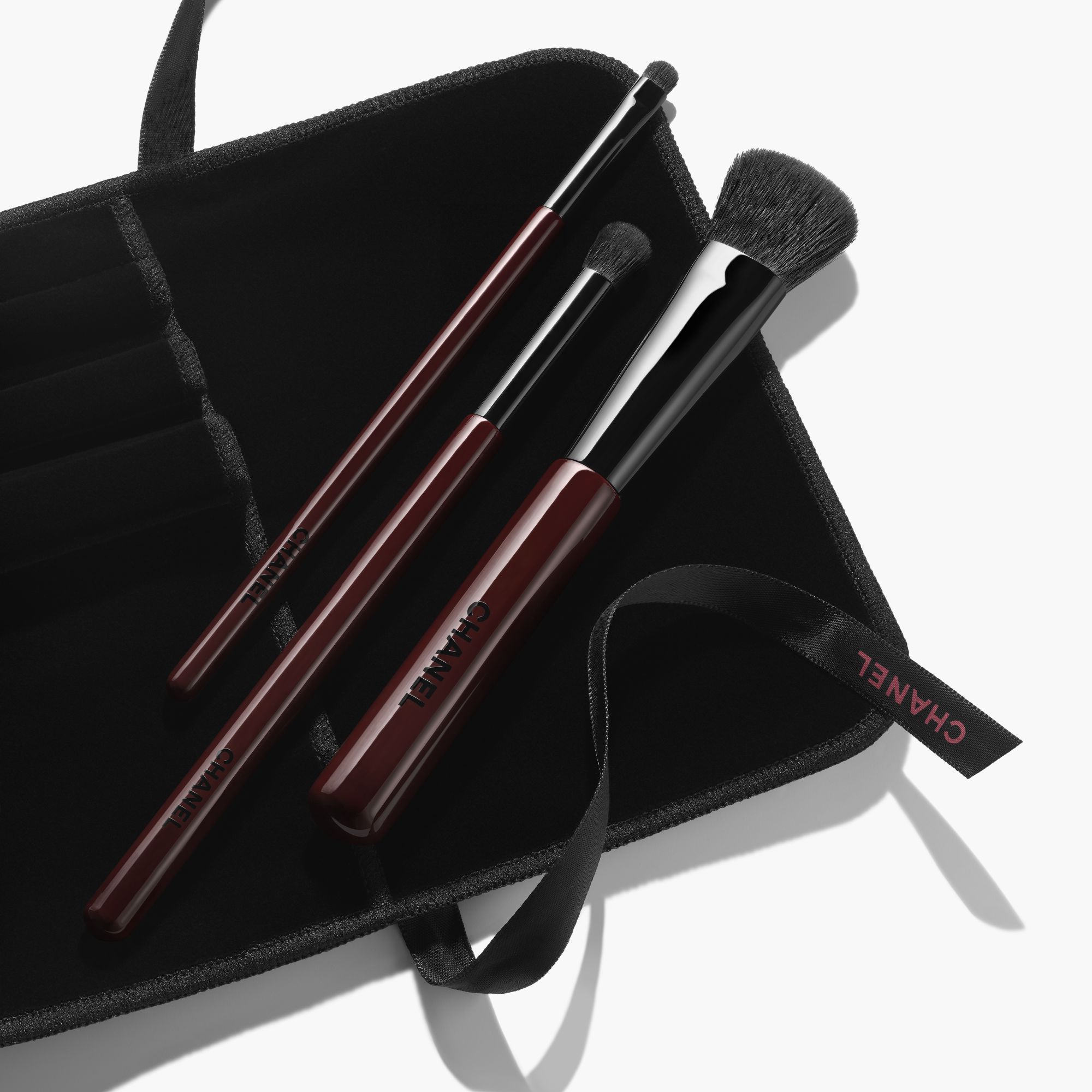 LES PINCEAUX ROUGE NOIR - 3 BRUSH MAKEUP PROFESIONAL EDISI TERBATAS