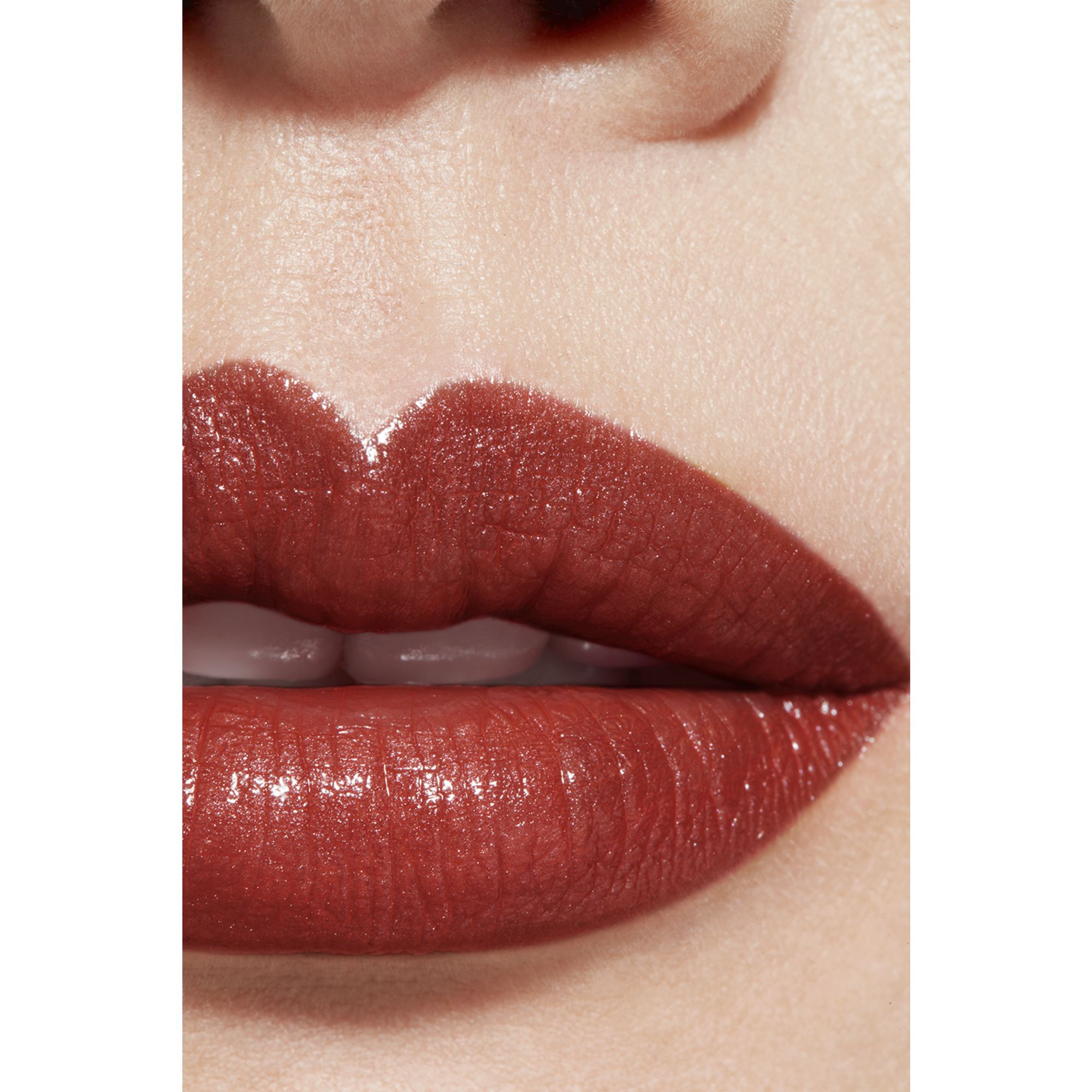 LIPSTIK SATIN TAHAN LAMA – PERAWATAN BIBIR YANG MENGHIDRASI DAN MENGHALUSKAN