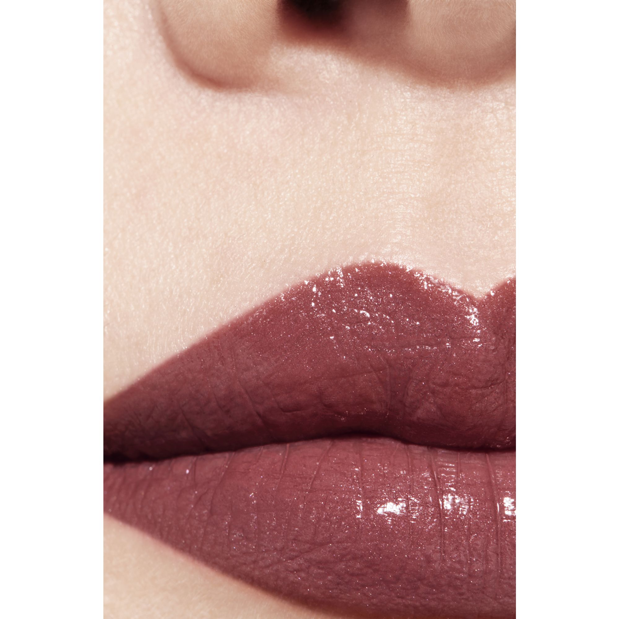 LIPSTIK SATIN TAHAN LAMA – PERAWATAN BIBIR YANG MENGHIDRASI DAN MENGHALUSKAN