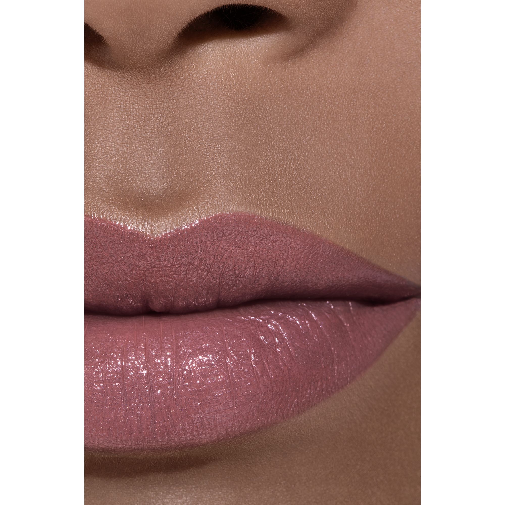 LIPSTIK SATIN TAHAN LAMA – PERAWATAN BIBIR YANG MENGHIDRASI DAN MENGHALUSKAN