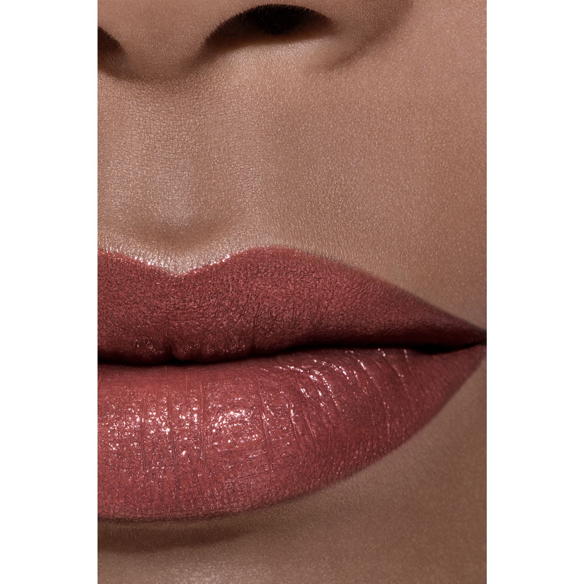 LIPSTIK SATIN TAHAN LAMA – PERAWATAN BIBIR YANG MENGHIDRASI DAN MENGHALUSKAN