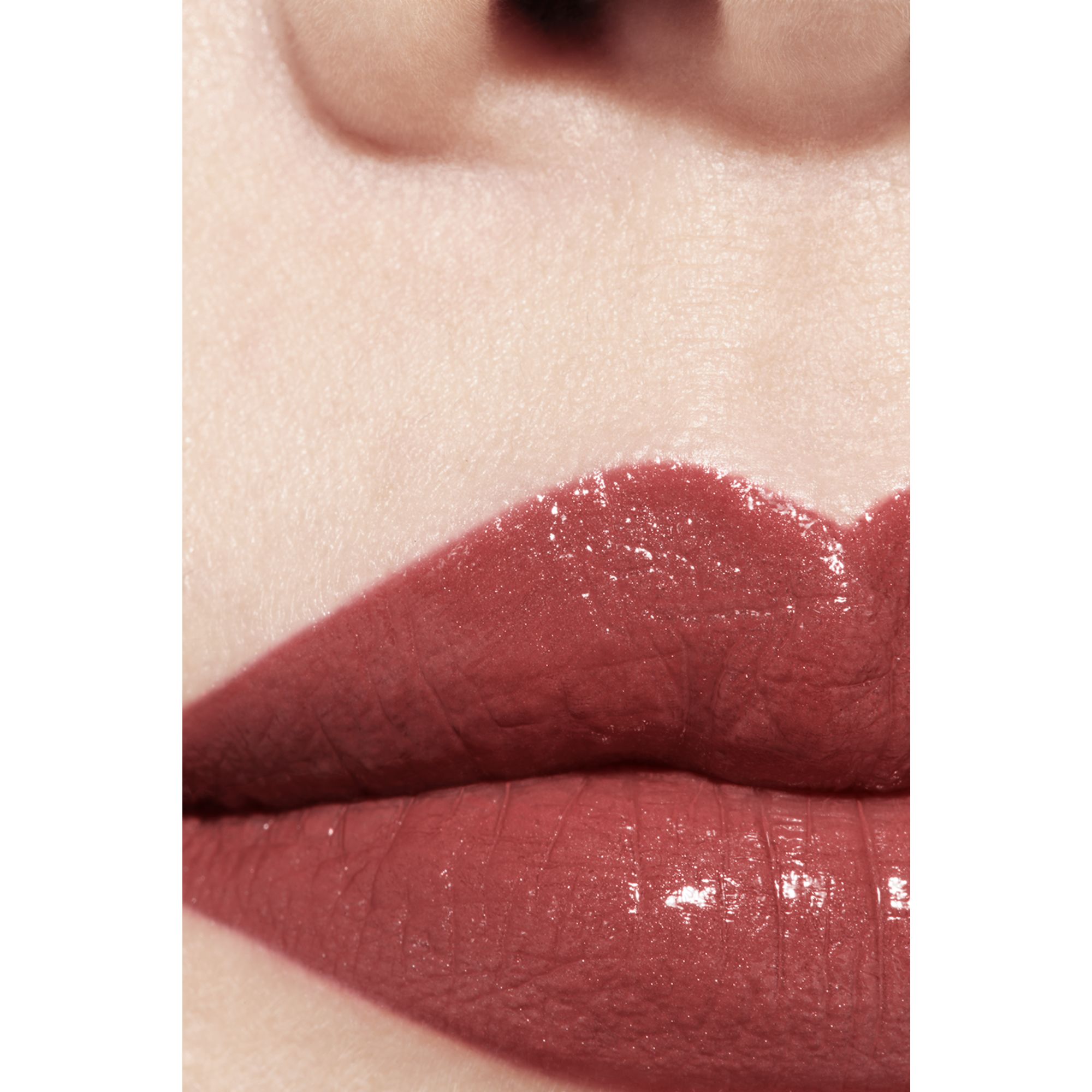 LIPSTIK SATIN TAHAN LAMA – PERAWATAN BIBIR YANG MENGHIDRASI DAN MENGHALUSKAN