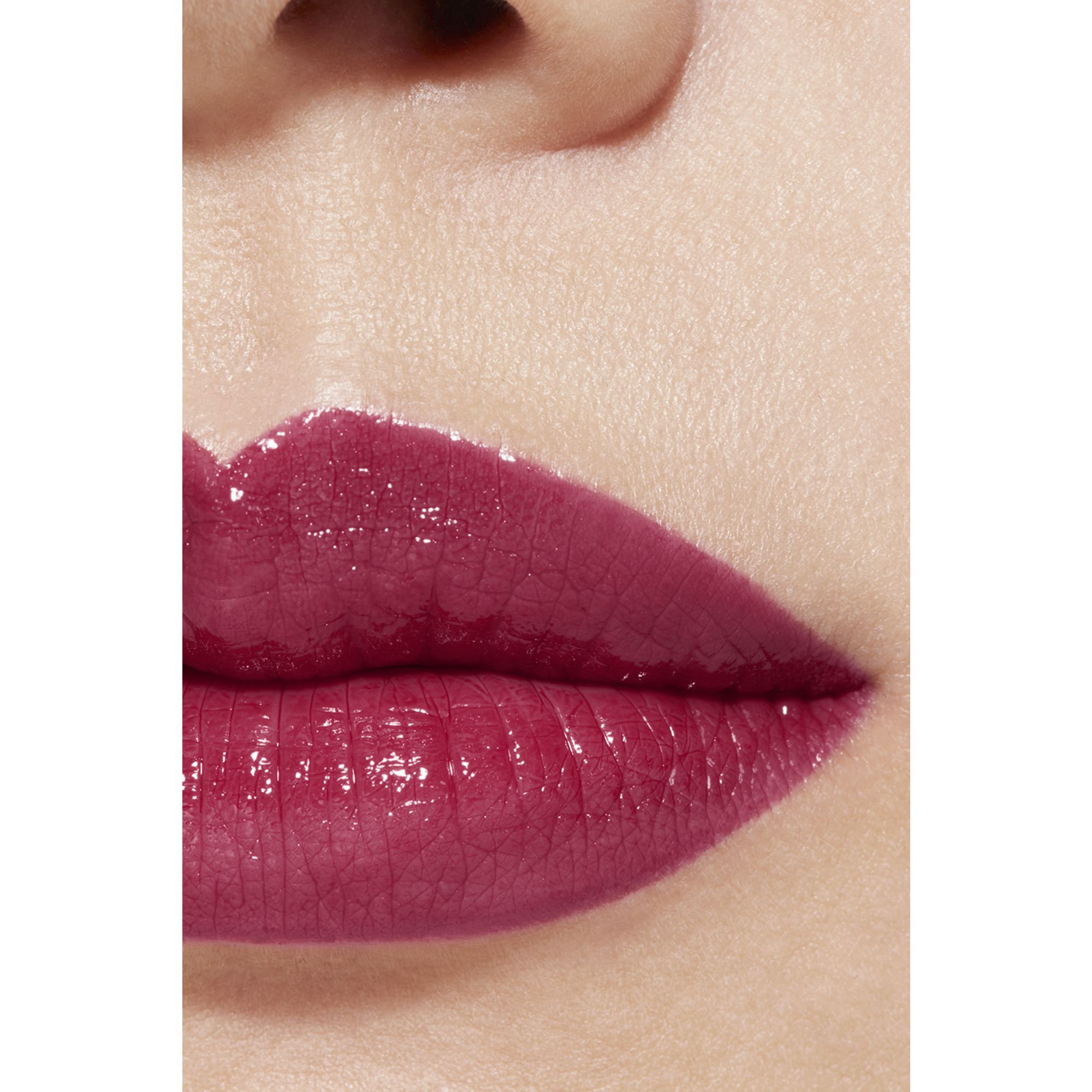 LIPSTIK SATIN TAHAN LAMA – PERAWATAN BIBIR YANG MENGHIDRASI DAN MENGHALUSKAN