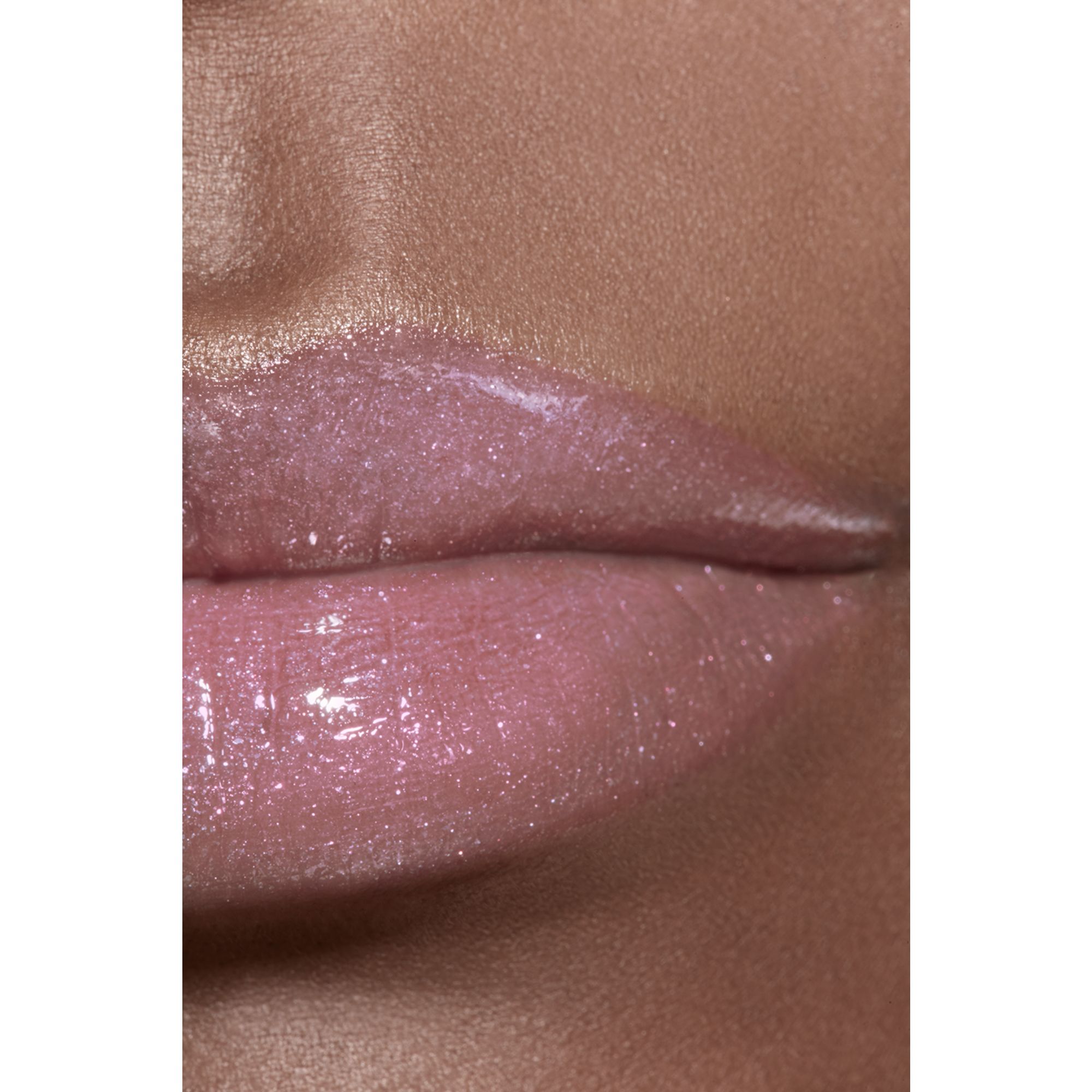 LIP GLOSS BERKILAU INTENS YANG MELEMBAPKAN DAN MENGHALUSKAN