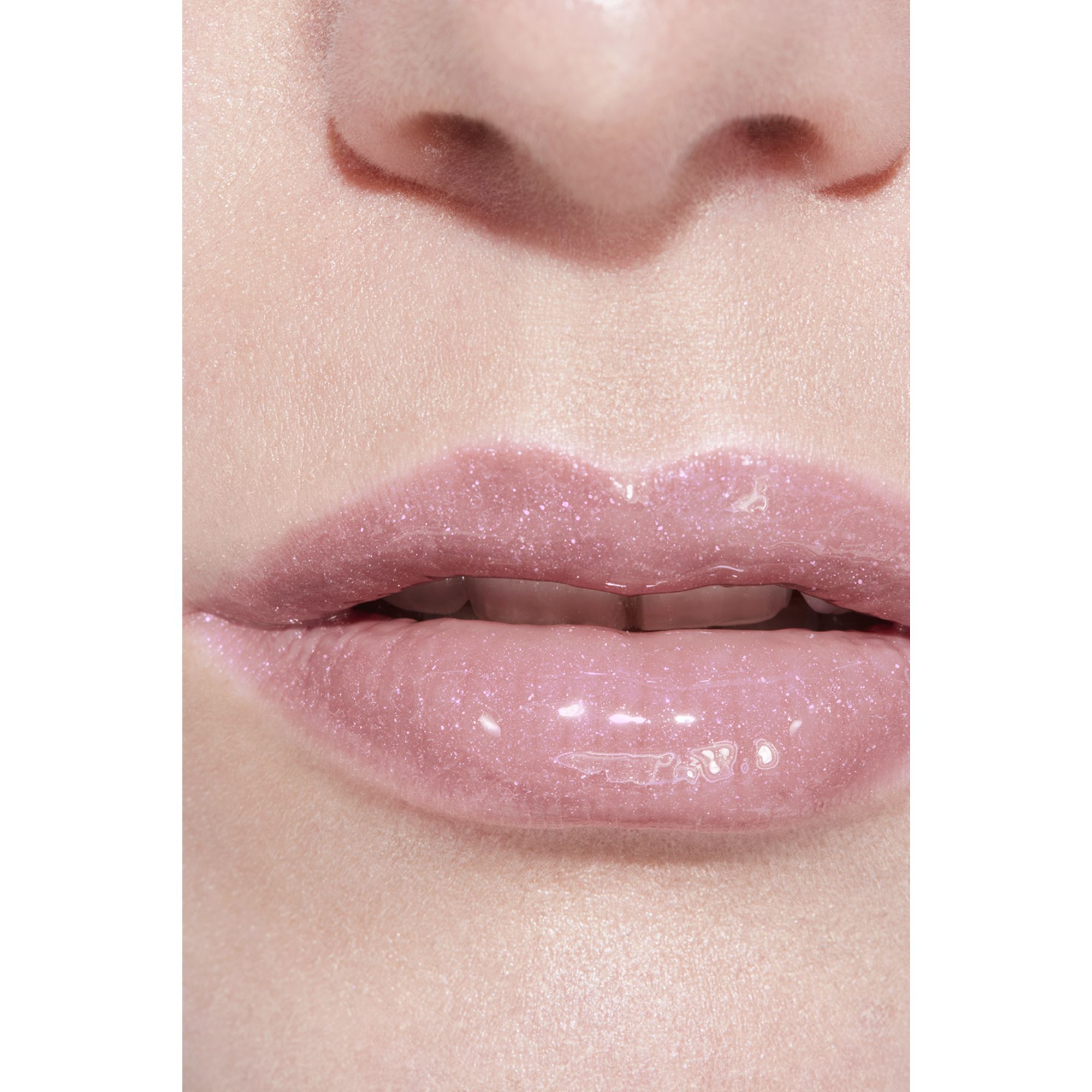 LIP GLOSS BERKILAU INTENS YANG MELEMBAPKAN DAN MENGHALUSKAN
