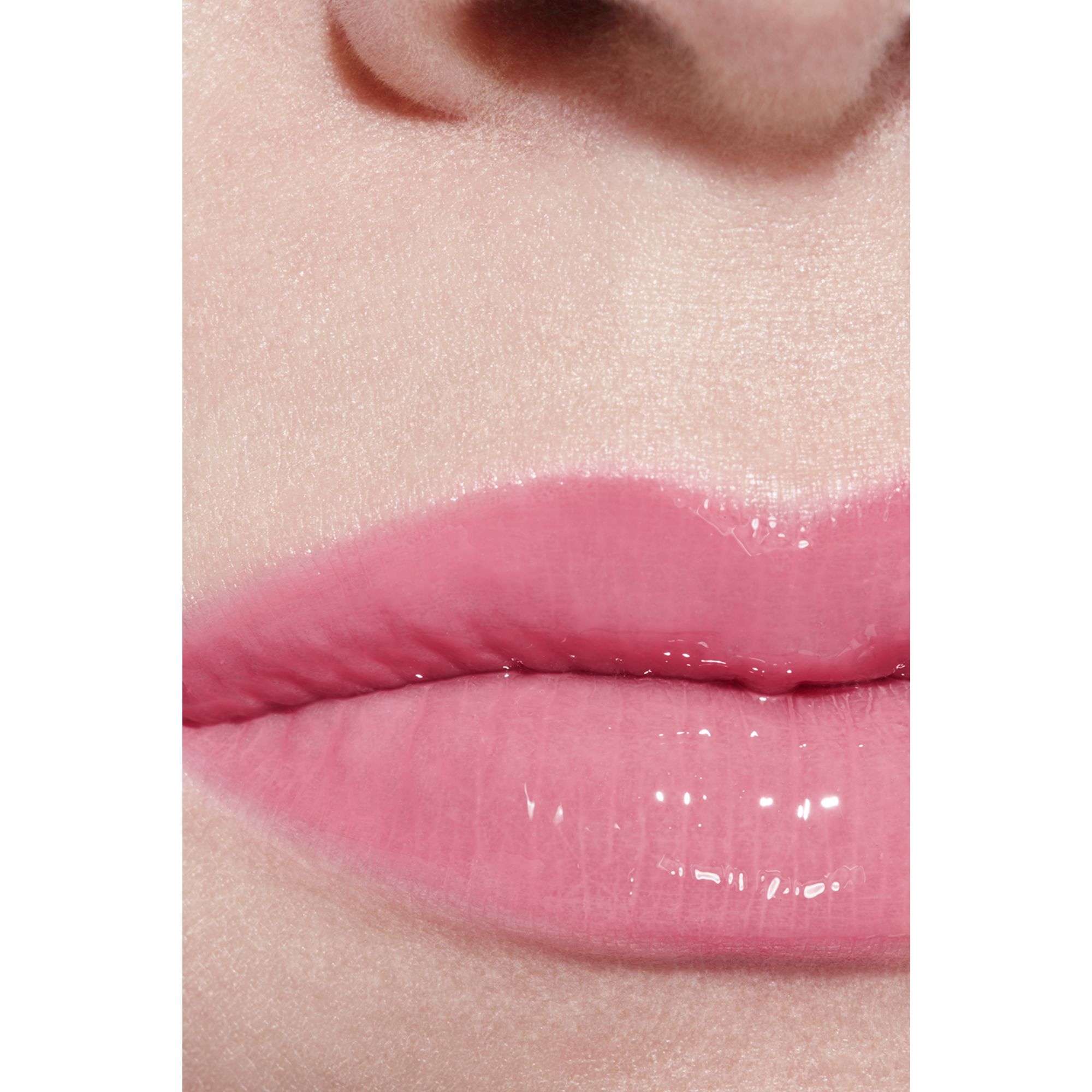 LIP GLOSS BERKILAU INTENS YANG MELEMBAPKAN DAN MENGHALUSKAN