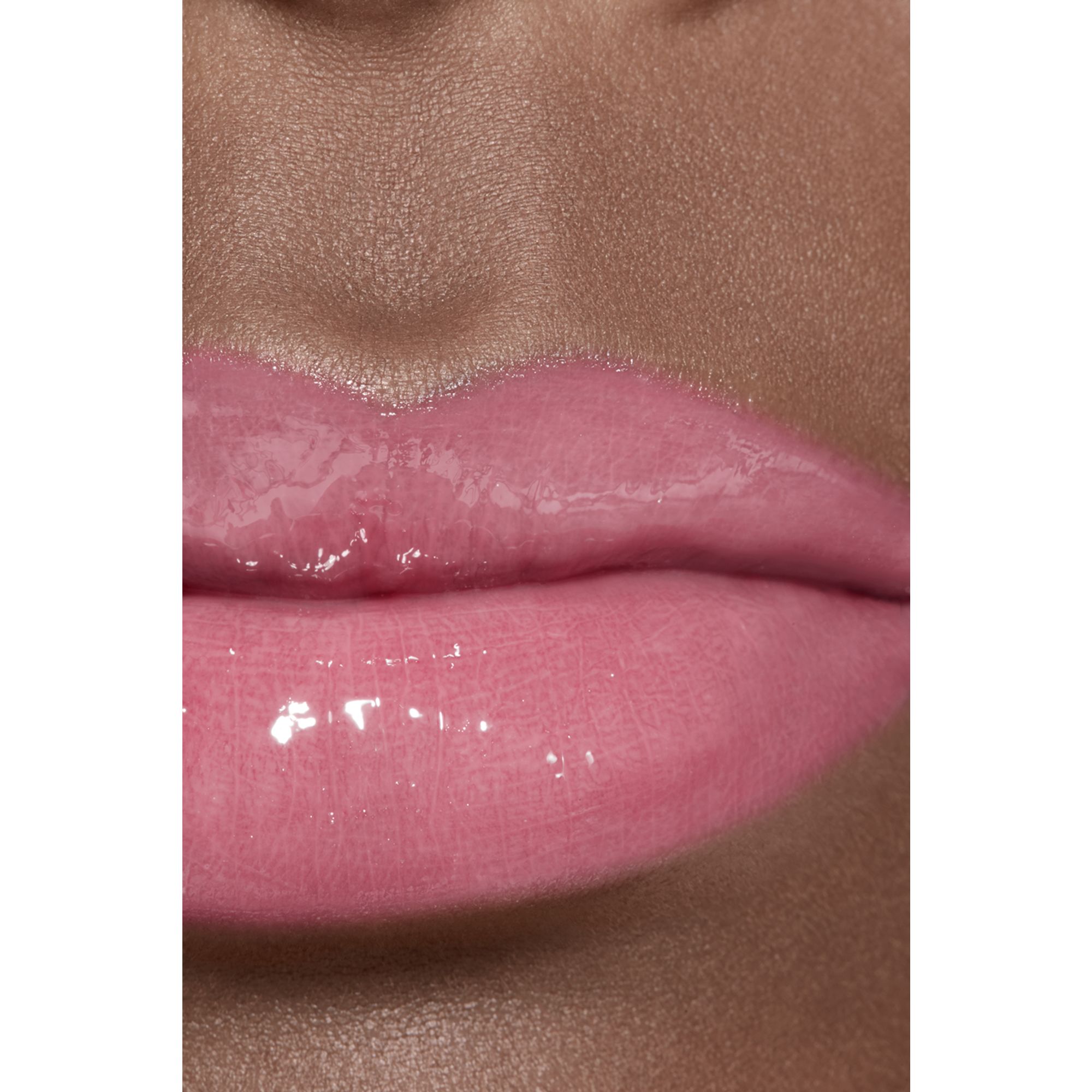 LIP GLOSS BERKILAU INTENS YANG MELEMBAPKAN DAN MENGHALUSKAN