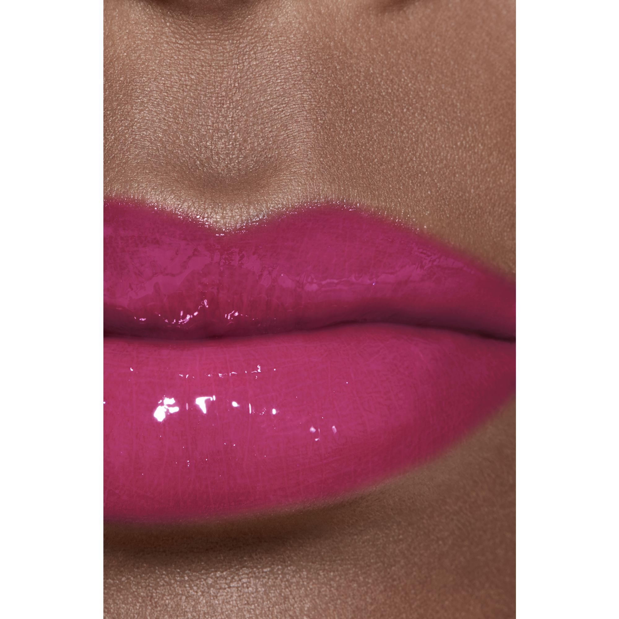 LIP GLOSS BERKILAU INTENS YANG MELEMBAPKAN DAN MENGHALUSKAN
