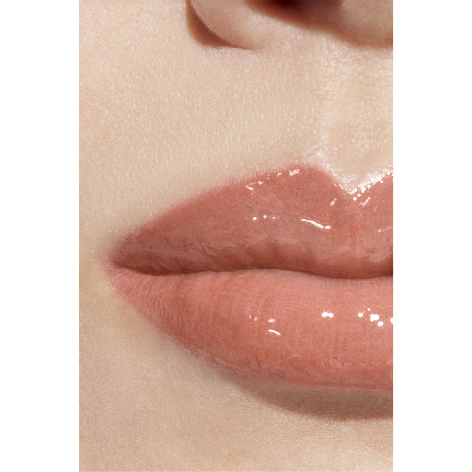 LIP GLOSS BERKILAU INTENS YANG MELEMBAPKAN DAN MENGHALUSKAN