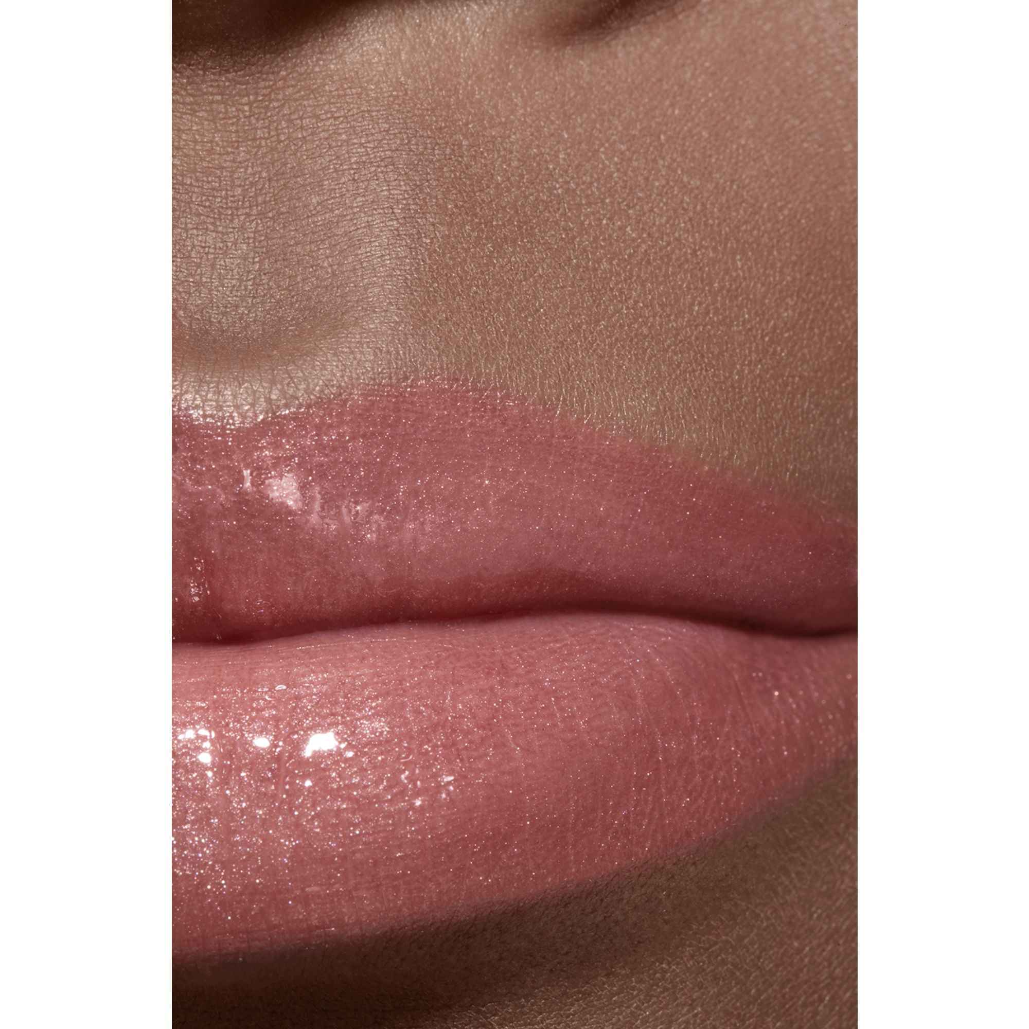 LIP GLOSS BERKILAU INTENS YANG MELEMBAPKAN DAN MENGHALUSKAN
