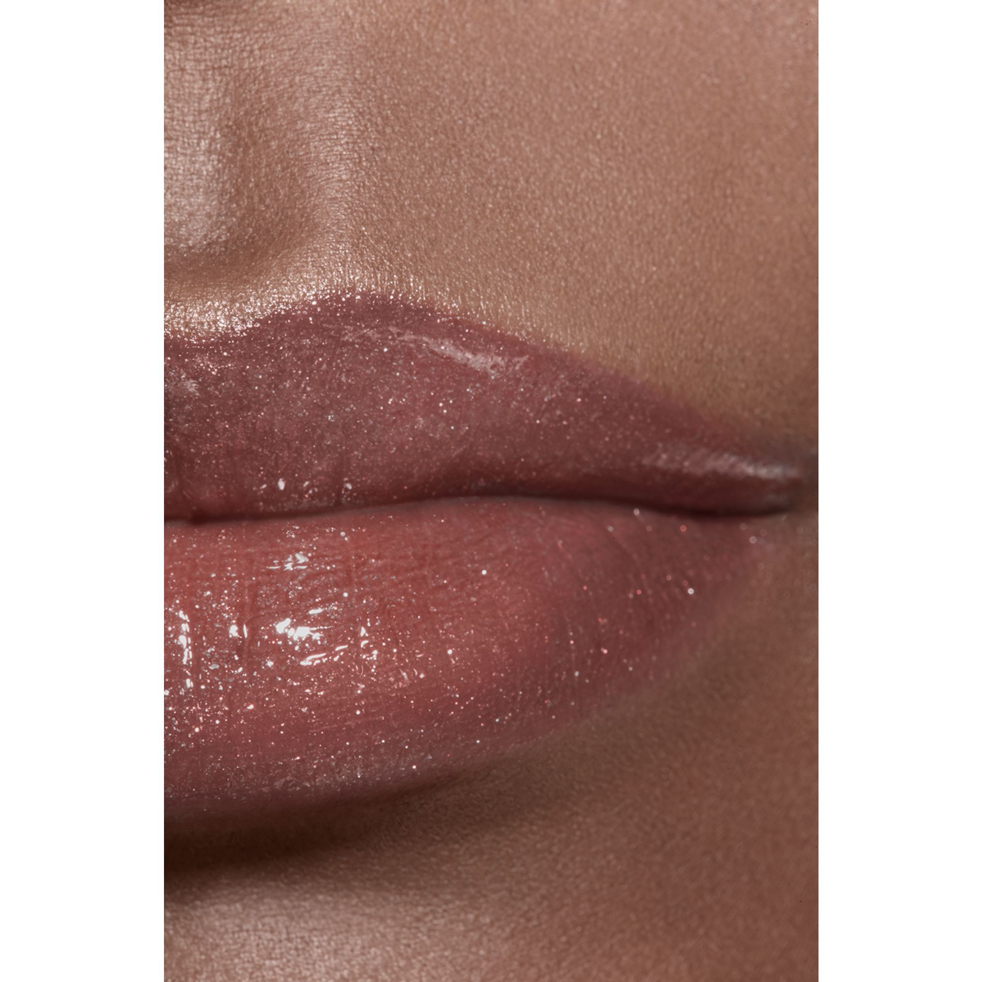 LIP GLOSS BERKILAU INTENS YANG MELEMBAPKAN DAN MENGHALUSKAN
