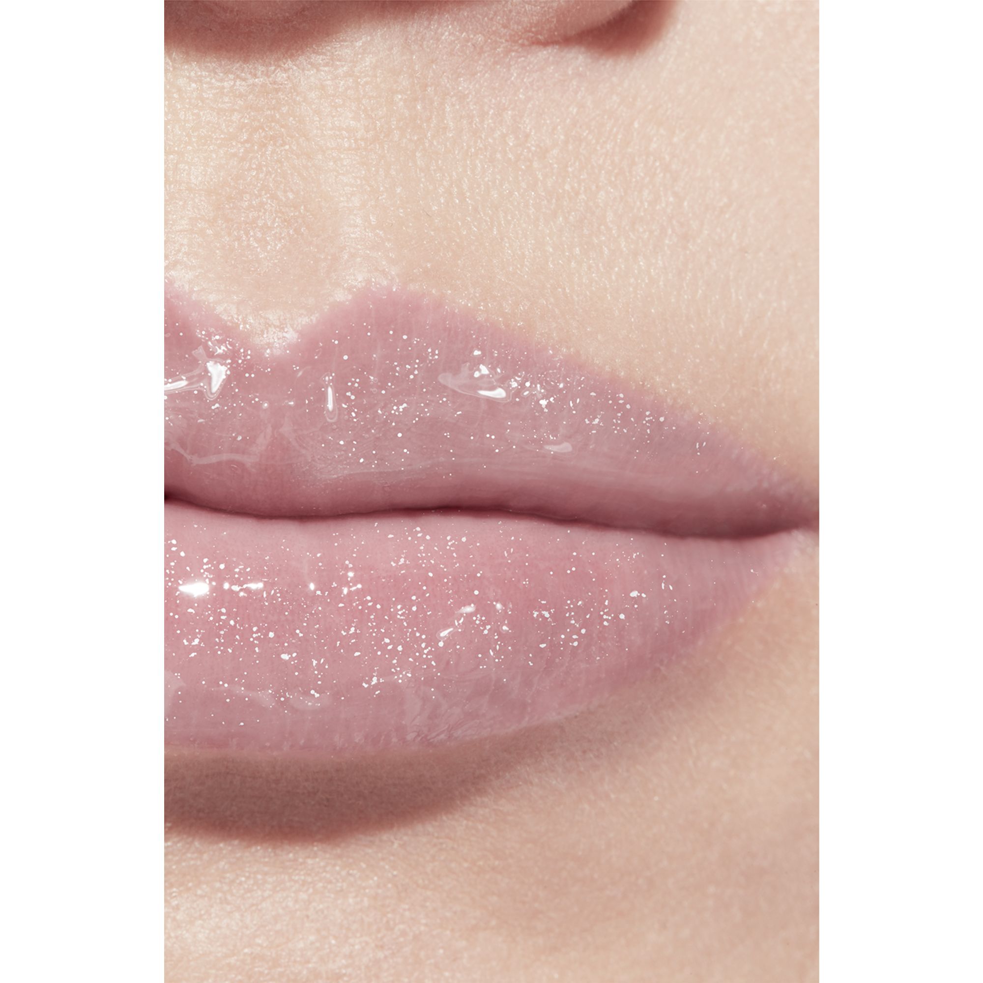 LIP GLOSS BERKILAU INTENS YANG MELEMBAPKAN DAN MENGHALUSKAN