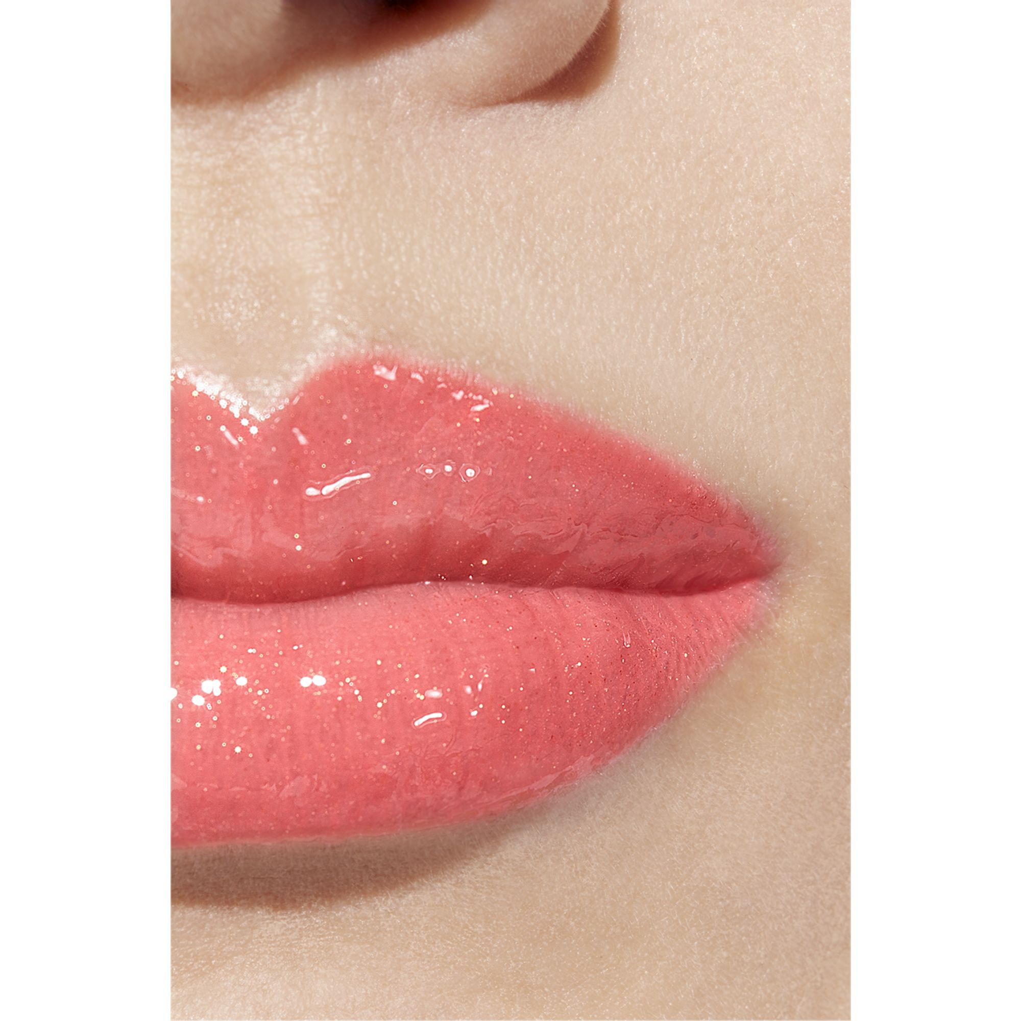 LIP GLOSS BERKILAU INTENS YANG MELEMBAPKAN DAN MENGHALUSKAN