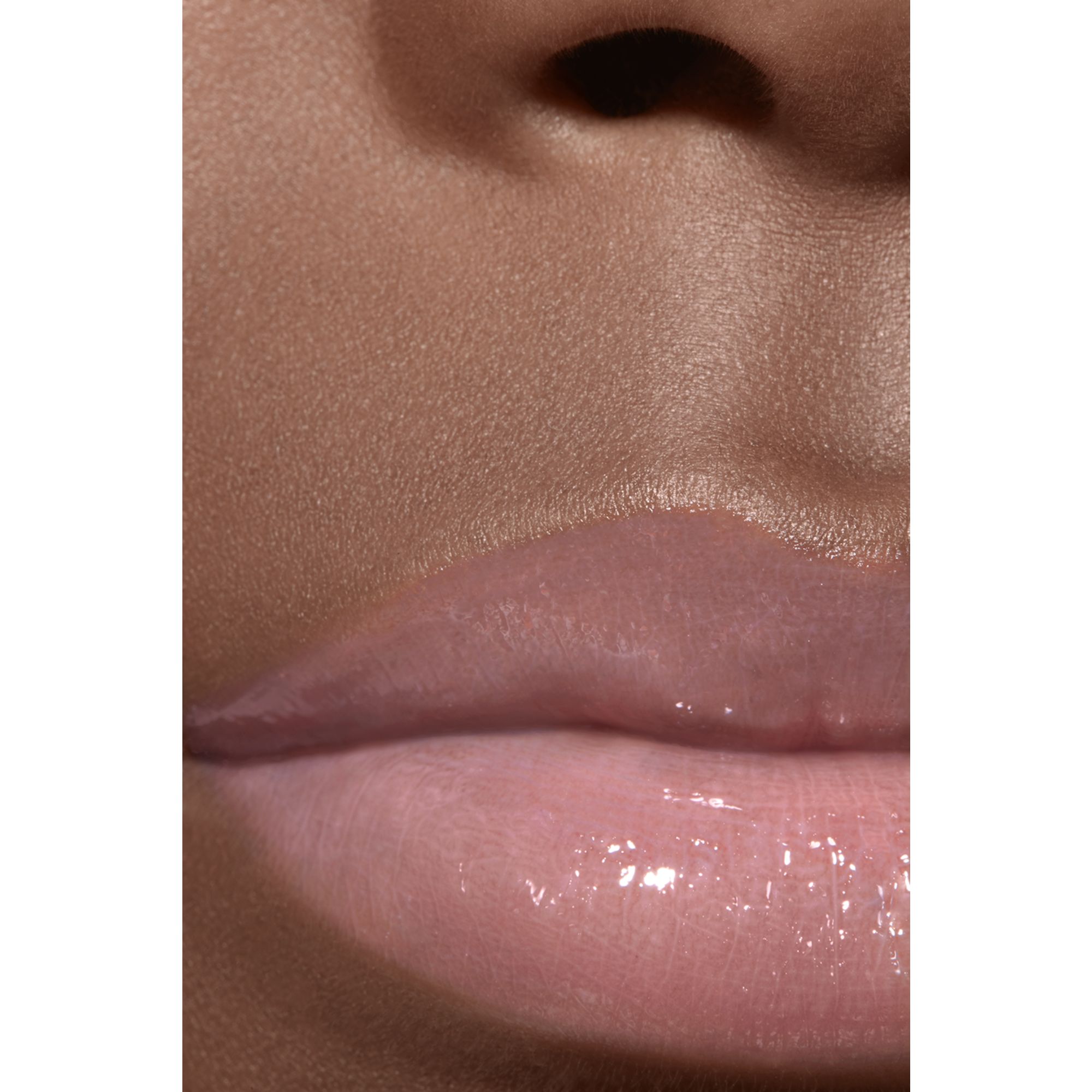 LIP GLOSS BERKILAU INTENS YANG MELEMBAPKAN DAN MENGHALUSKAN