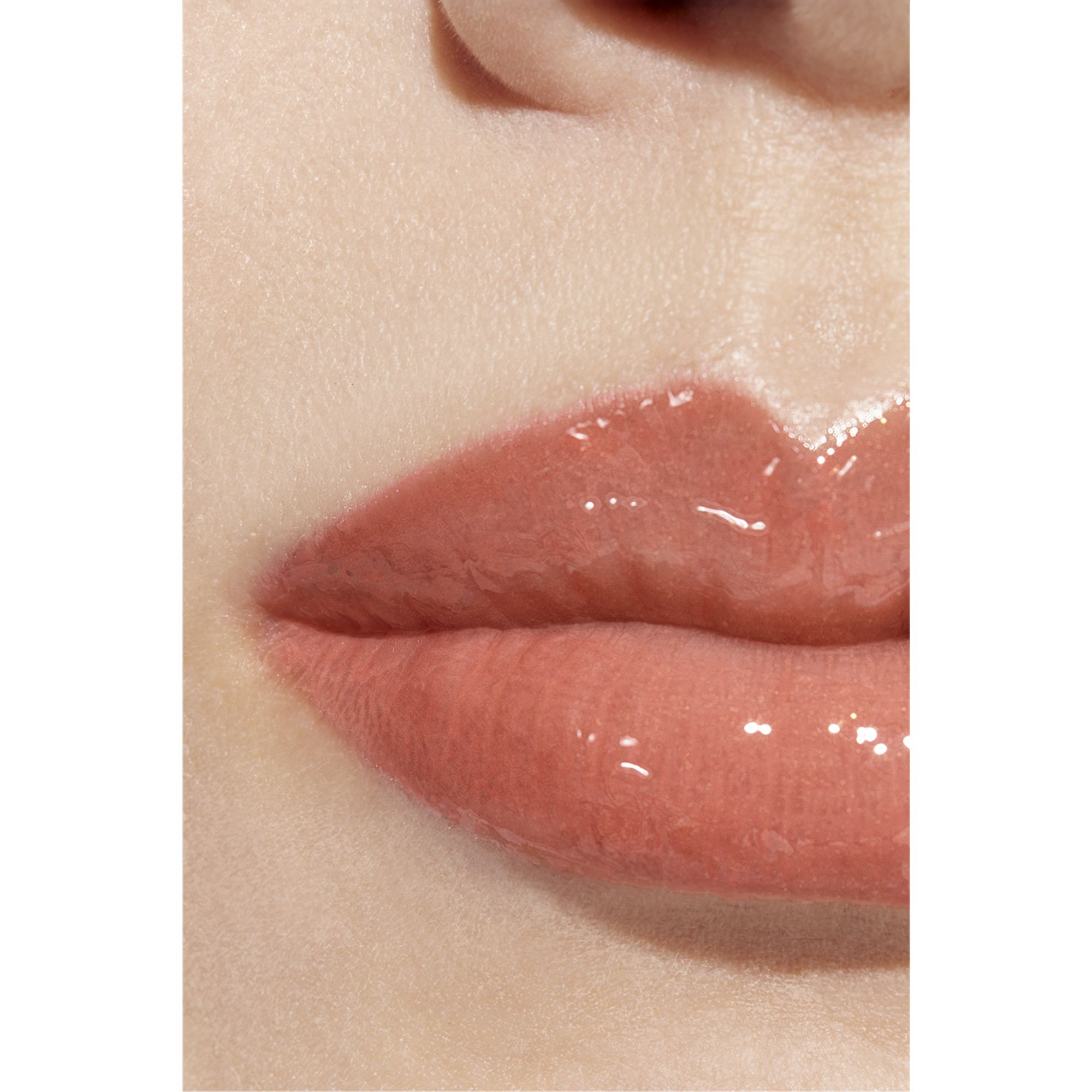 LIP GLOSS BERKILAU INTENS YANG MELEMBAPKAN DAN MENGHALUSKAN
