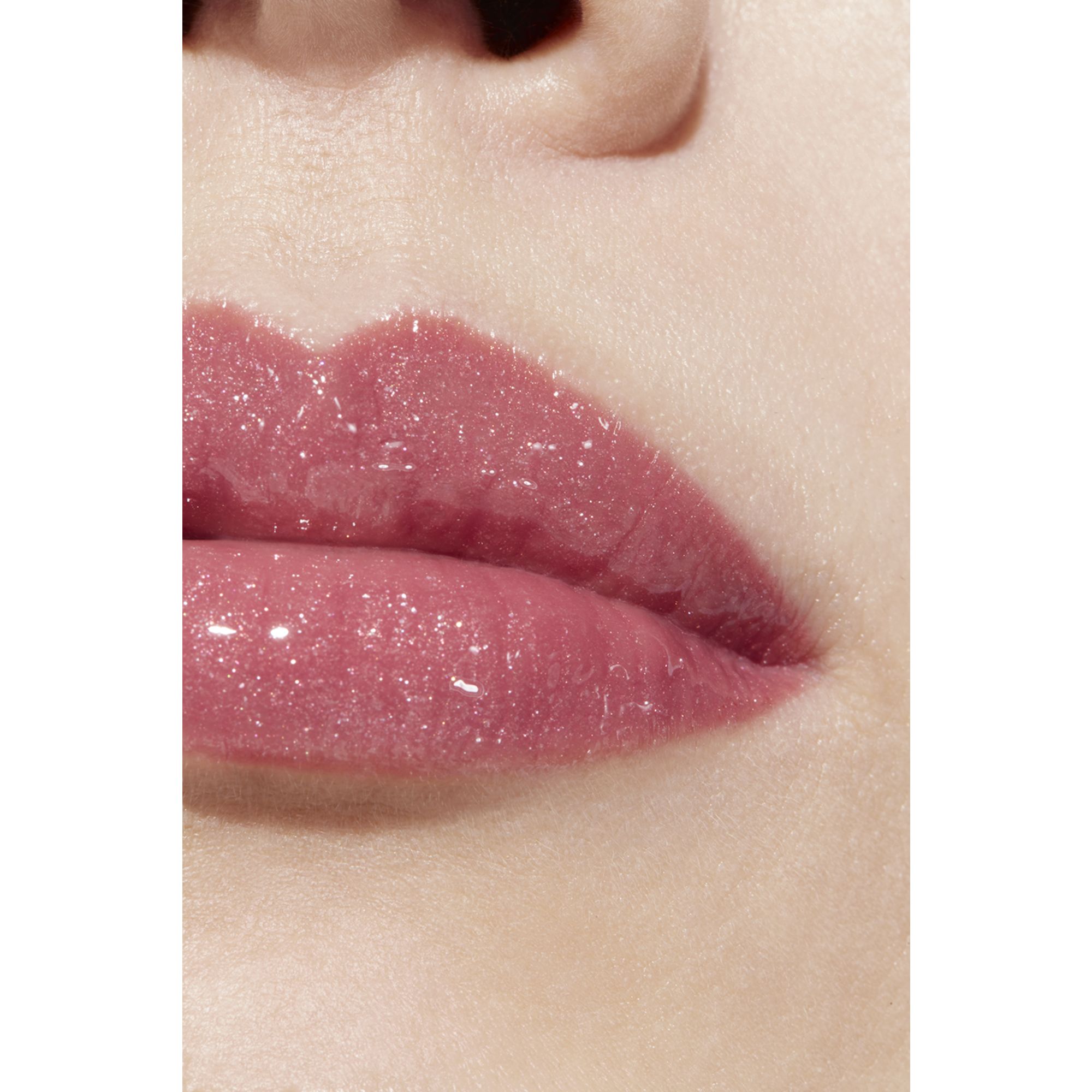LIP GLOSS BERKILAU INTENS YANG MELEMBAPKAN DAN MENGHALUSKAN