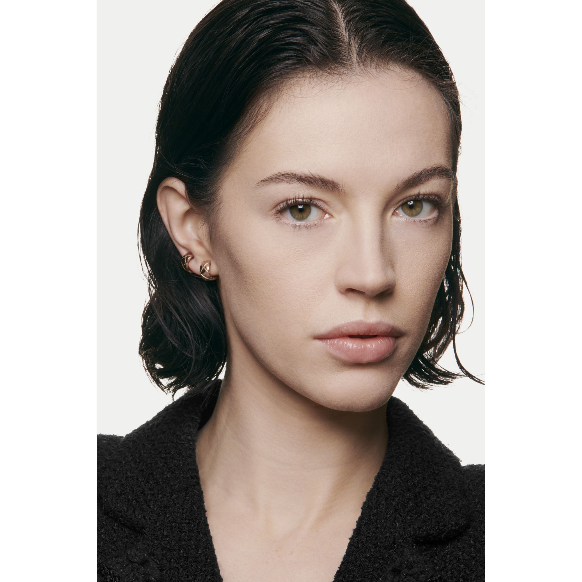 COMPACT FOUNDATION YANG MENCERAHKAN DAN MENGOREKSI DENGAN HASIL TAHAN LAMA