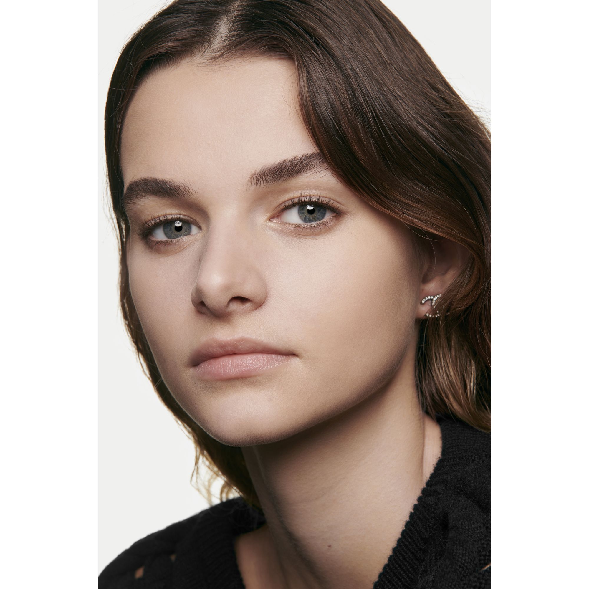 COMPACT FOUNDATION YANG MENCERAHKAN DAN MENGOREKSI DENGAN HASIL TAHAN LAMA